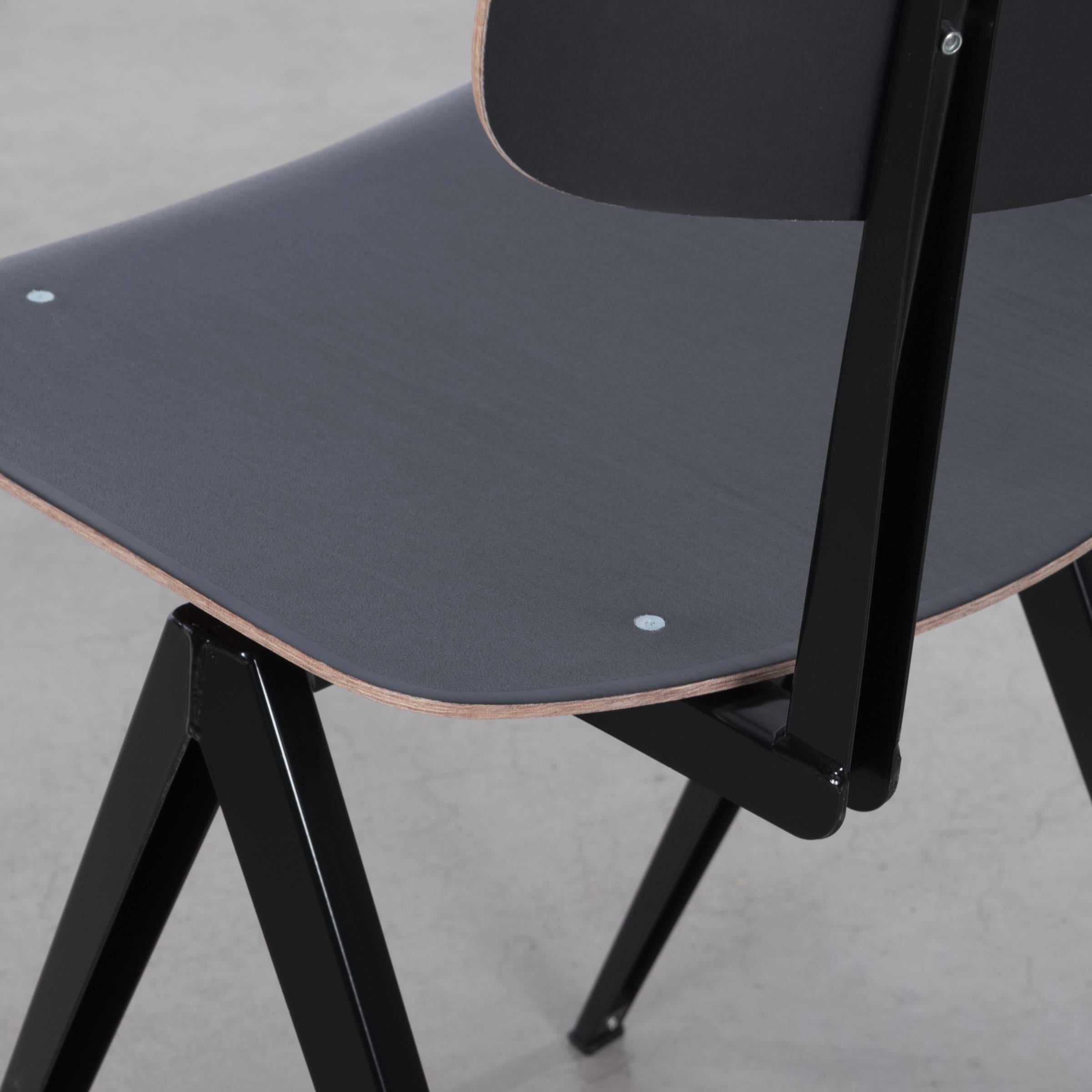 XXIe siècle et contemporain Plusieurs chaises de salle à manger industrielles Galvanitas S16 en noir, Pays-Bas en vente