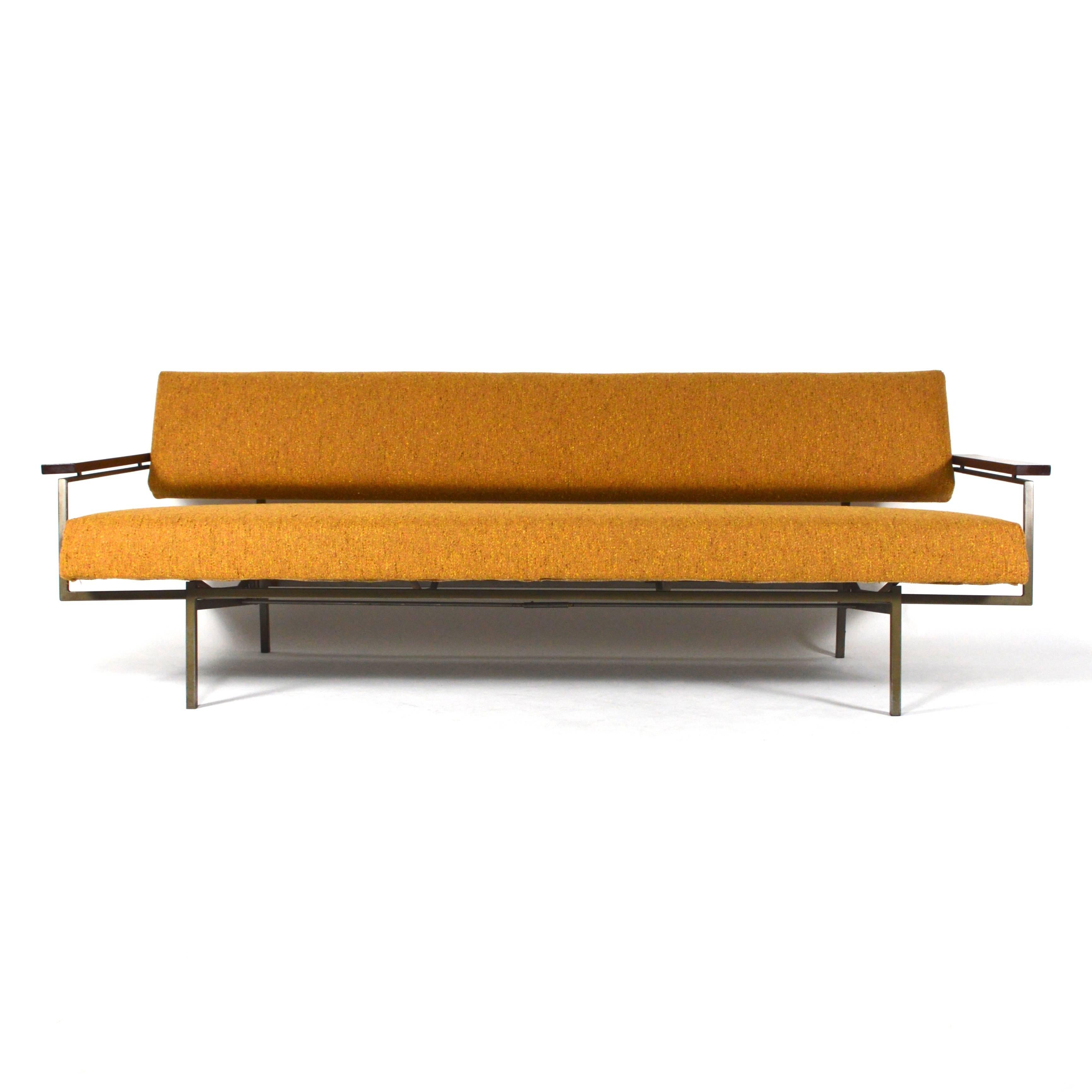 Stunning bed sofa by Rob Parry for Gelderland.
Rare model!
Completely reupholstered with new filling and fabric.
Solid rosewood armrests.
Rob Parry was a protégé of the famous Gerrit Rietveld which shows in his minimalistic and timeless