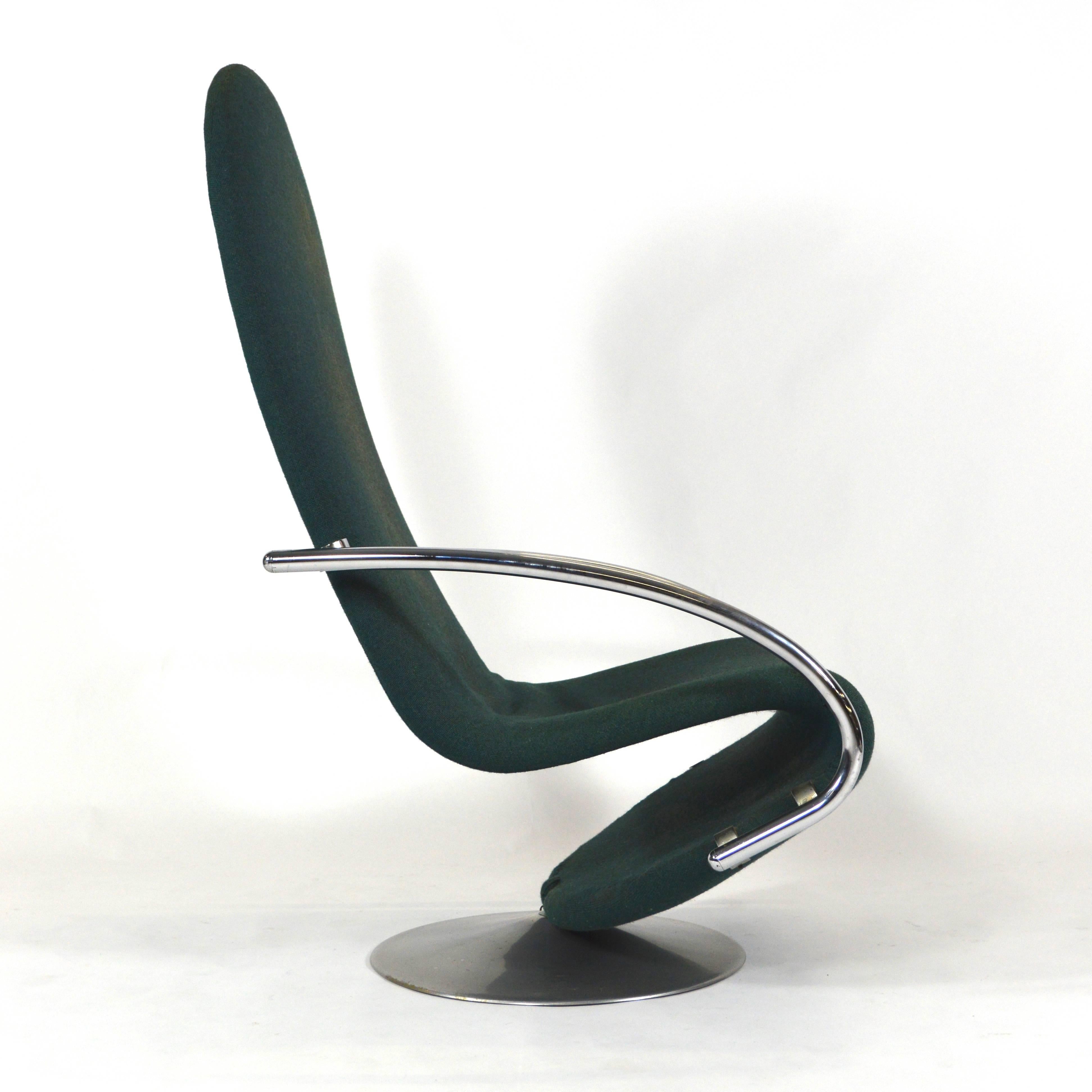 Early edition Verner Panton 123 System swivel chair.
Chromed base with original green fabric.
The fabric shows signs of use and fading.