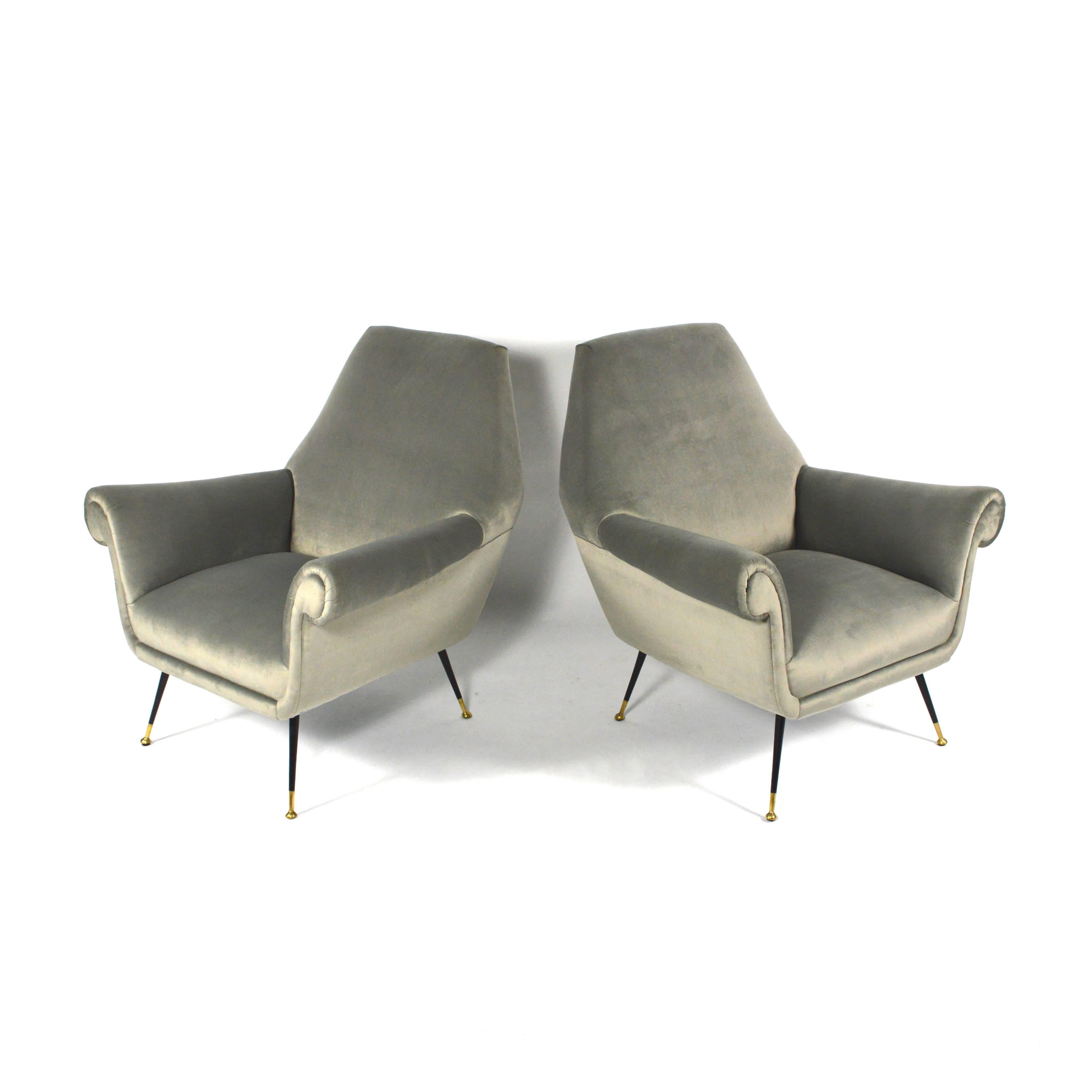 New light grey velvet upholstery.
Attributed design by Gigi Radice for Minotti.
Brass feet with black lacquered detail.