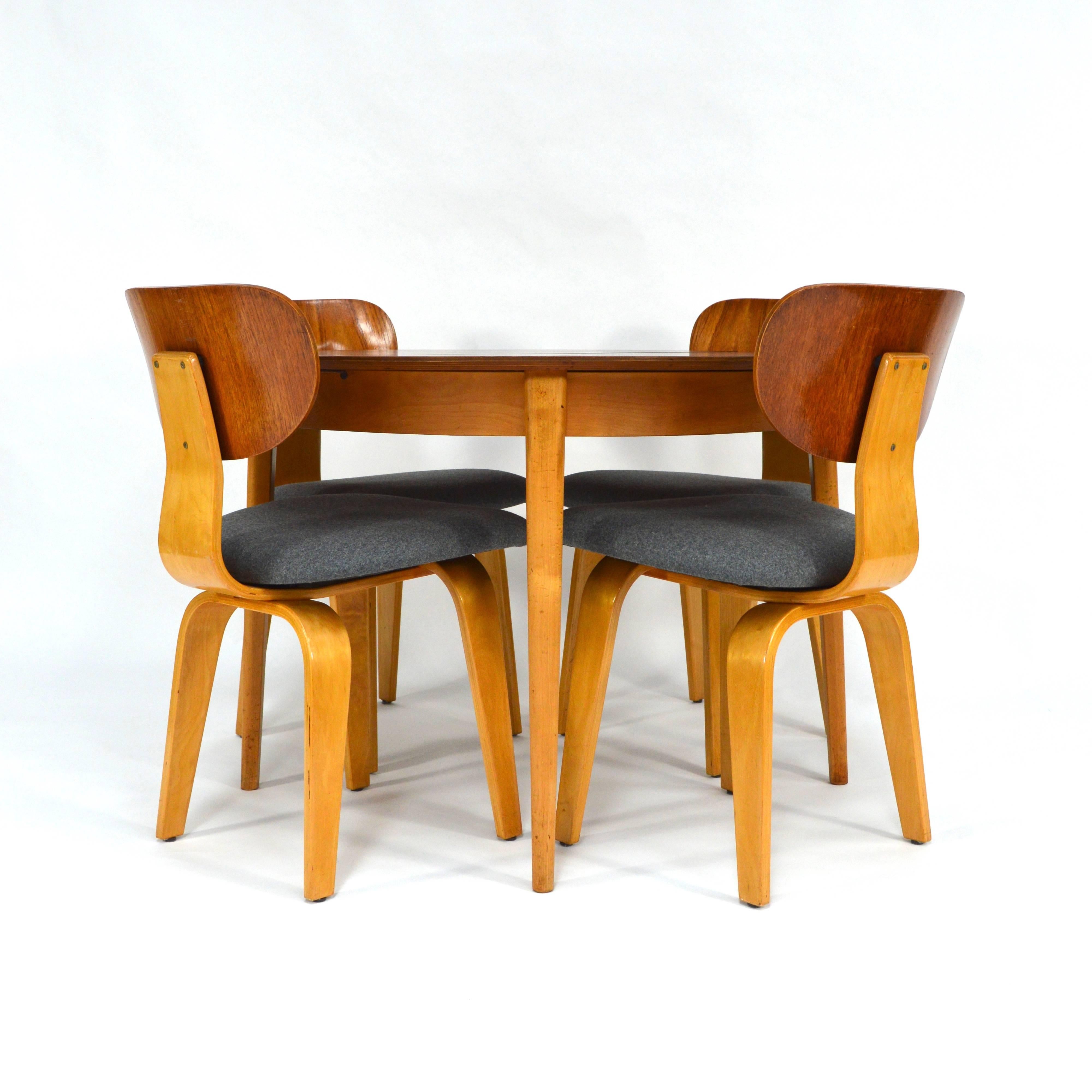 Extendable round dining se made in birch and teak plywood.
Table model TB05 (teak top with birch base).
Chairs model SB02 (teak backrest with birch spine and leg's).
The chairs have been reupholstered with a beautiful grey fabric.
The set is in