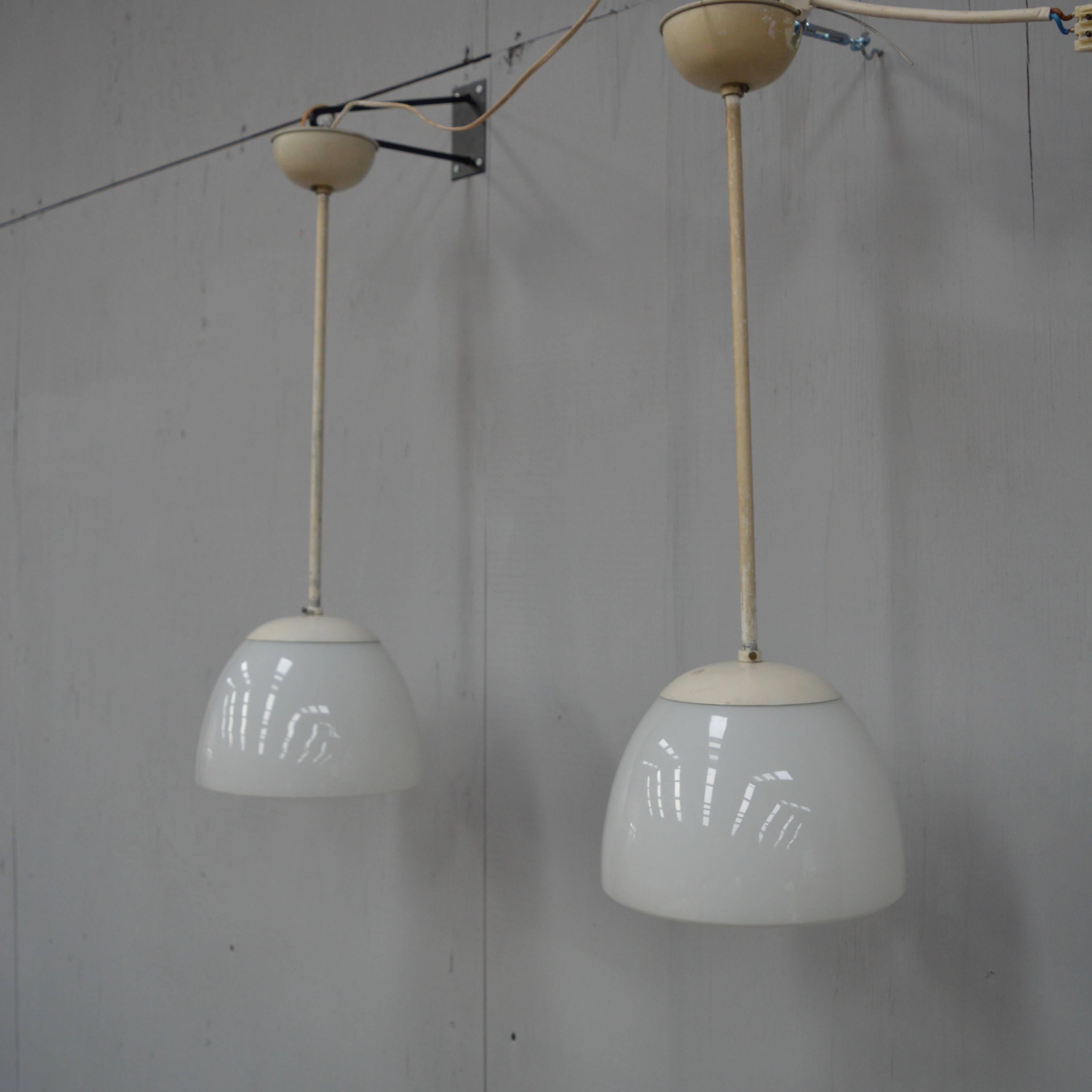Mid-Century Modern Paire de lampes à suspension Gispen anciennes, Pays-Bas, années 1930-1940 en vente