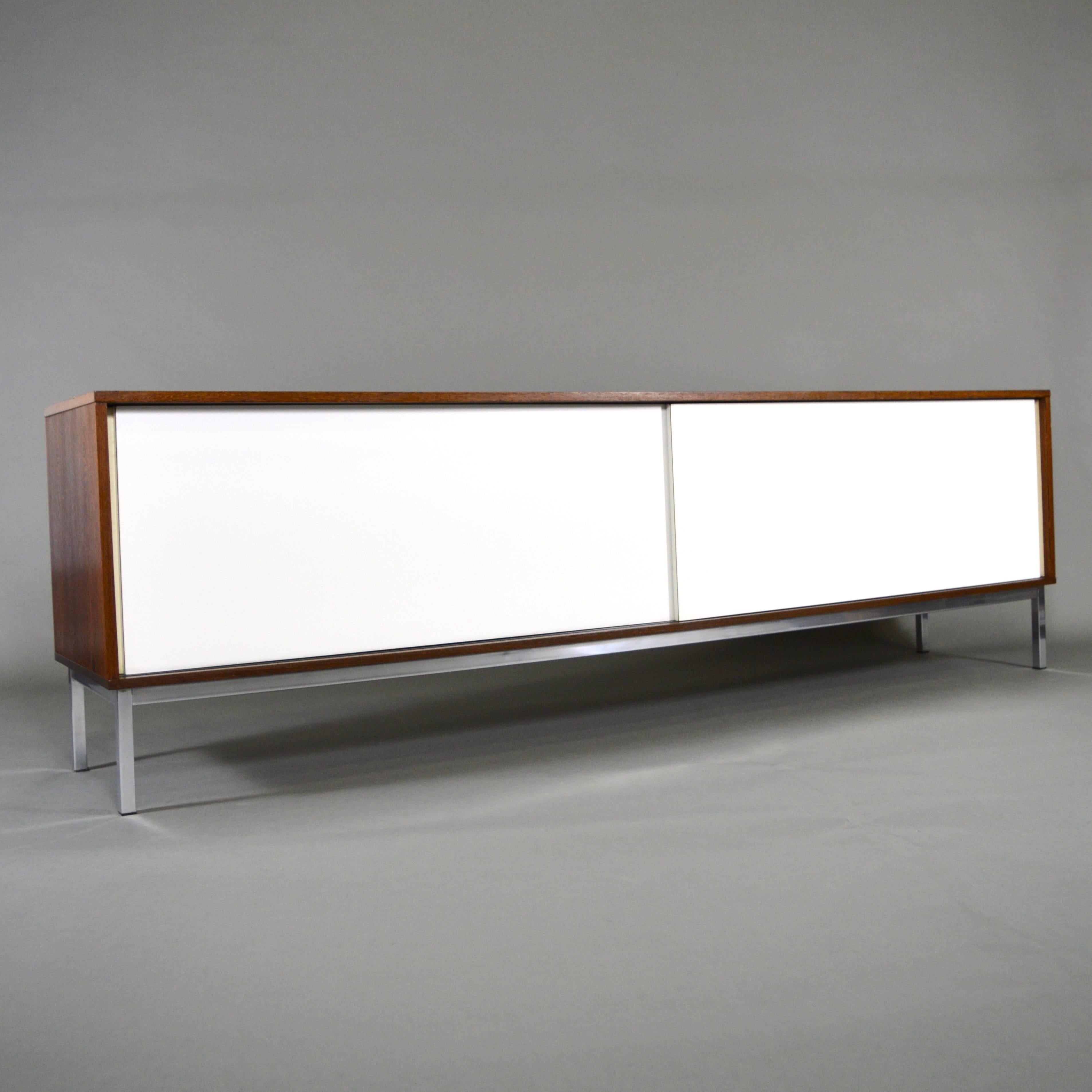 Modernistic and minimalistic designed sideboard by Martin Visser for 't Spectrum Bergeijk - Netherlands, 1960s.
The sideboard is made of Wenge and white laminated sliding doors. The interior has four shelves that are adjustable in height and one