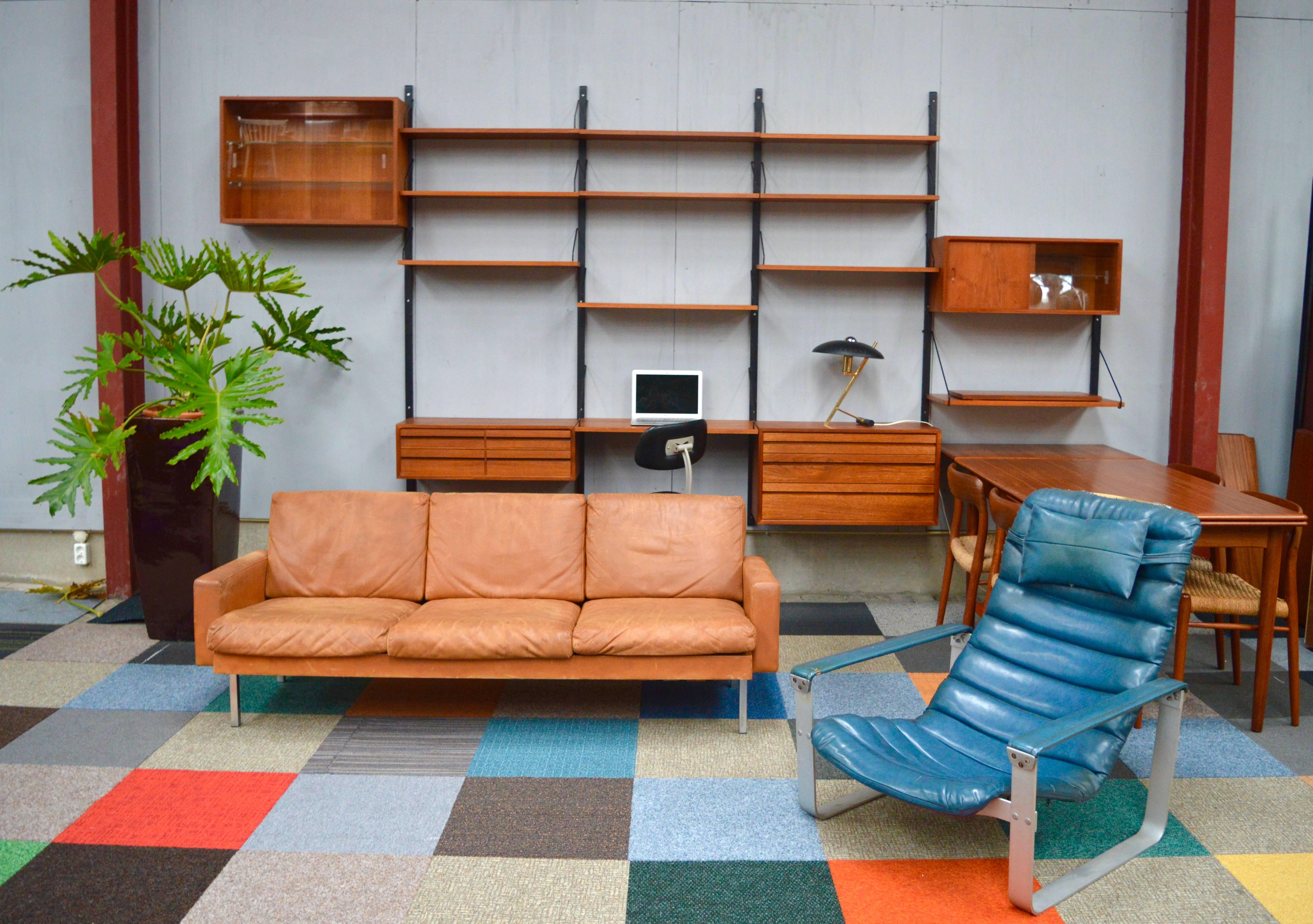 Paul Cadovius wall unit, 1960s.
This is a modular wall unit so you can set it up to your own liking.
It has a rare sliding shelve (shown in pictures with laptop on it).
Very good condition. The large drawer cabinet has some veneer damage on the
