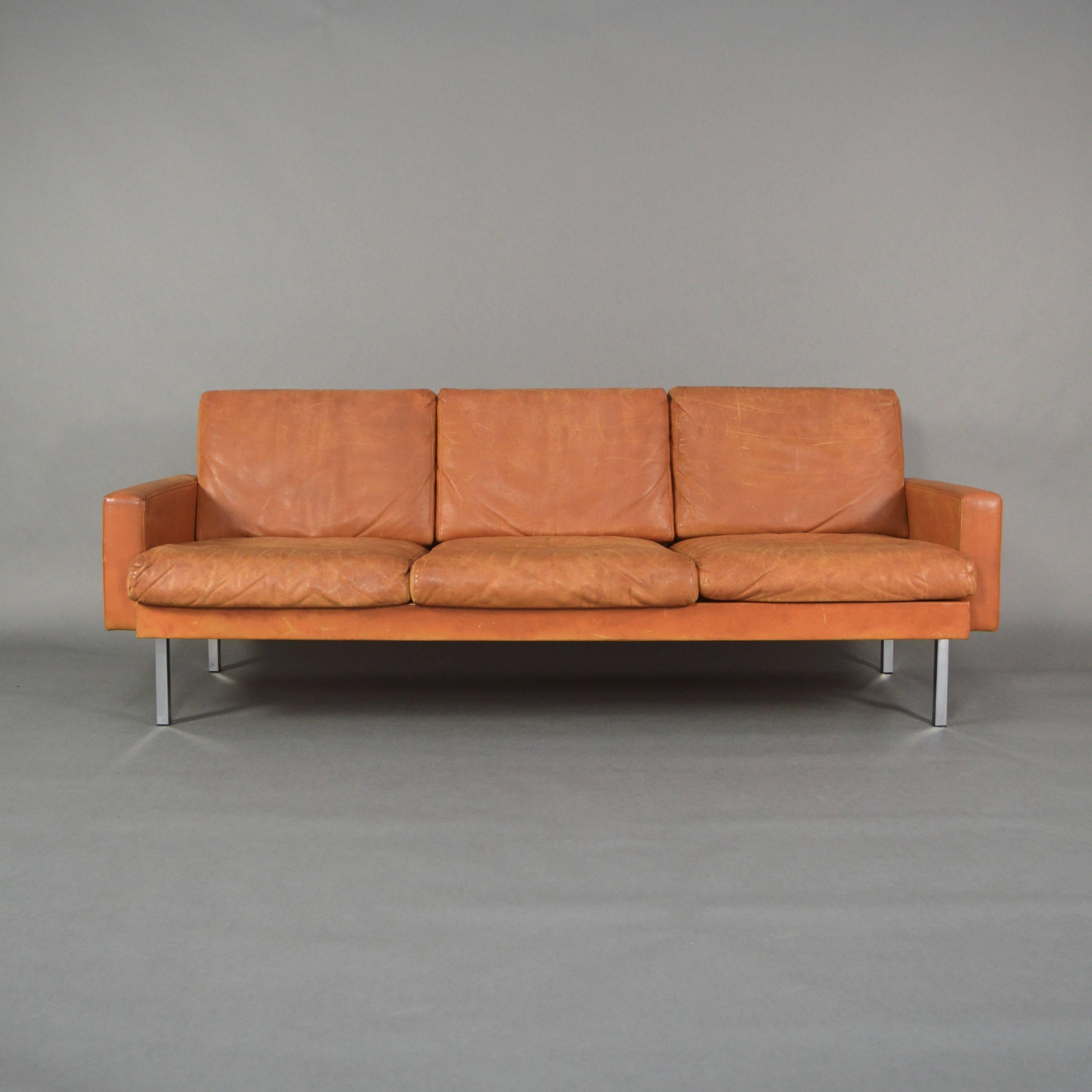 Martin Visser for 'T Spectrum Cognac Leather Three Seat Sofa, 1960s In Fair Condition In Pijnacker, Zuid-Holland
