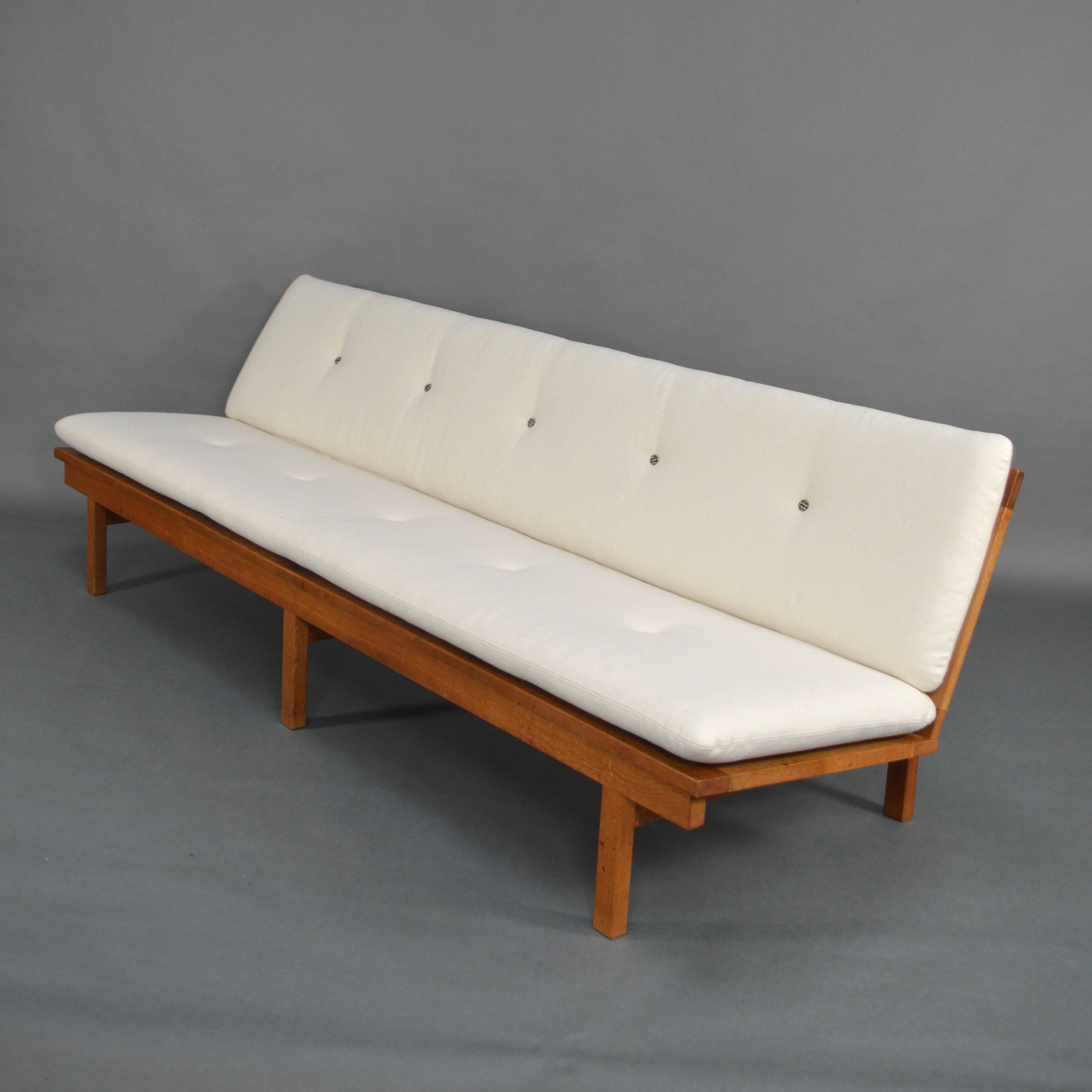 Model 2219 sofa in oak with new upholstery and foam filling in the cushions.

Beautiful trendy crème white felt fabric. The buttons have a different color on each side so the cushions can be used on both sides.
In excellent condition.