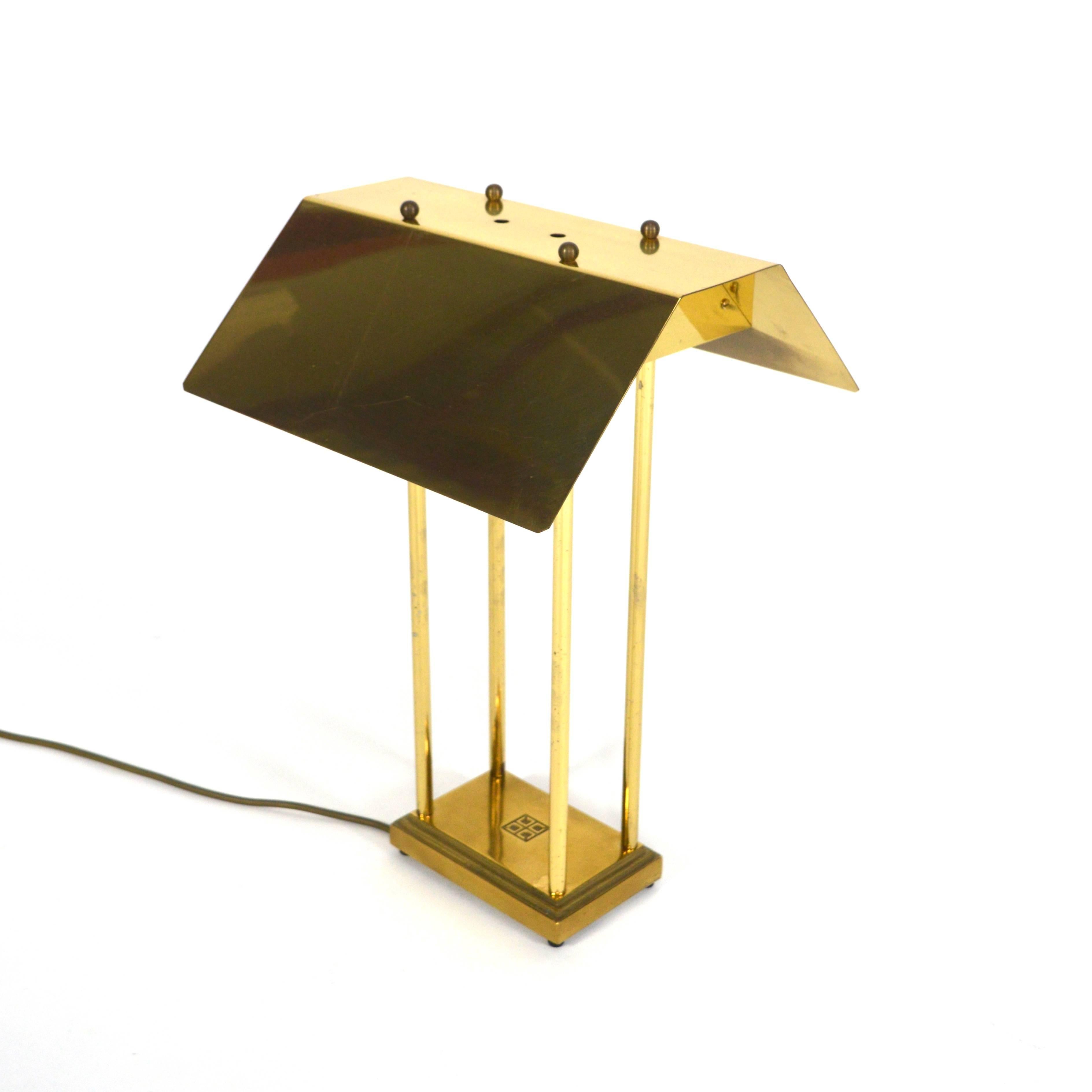 Belle et rare lampe de table de Peter Ghyczy, Pays-Bas, années 1980.
Modèle 'MW' Mega Watt en laiton.
En très bon état. Patiné dans une couleur dorée chaude.
Elle peut être polie pour retrouver son état d'origine. Il aura alors une couleur dorée