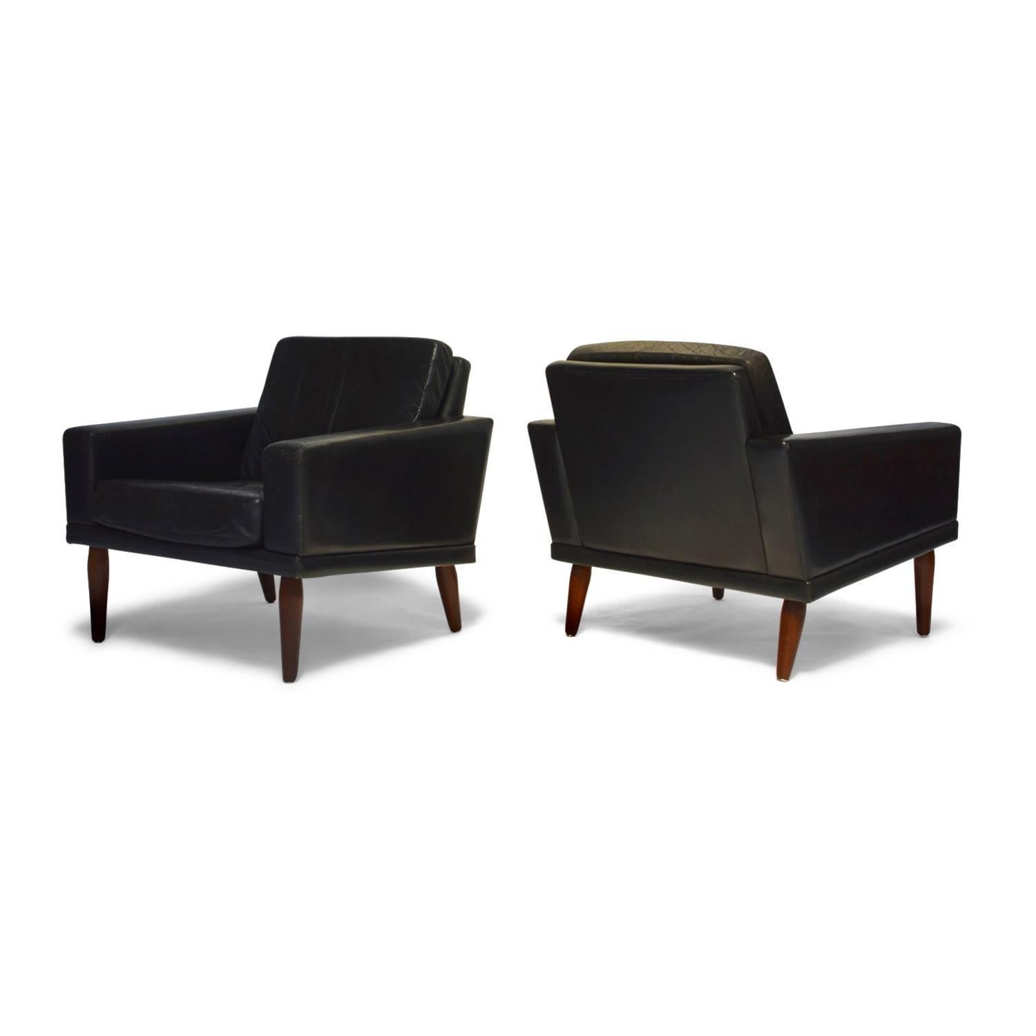Pair of Bovenkamp lounge chairs in black leather and solid teak legs.
The chairs are branded with the Bovenkamp logo.
Bovenkamp is a Dutch manufacturer that worked mostly with Scandinavian designers like Aksel Bender Madsen.
Also available with