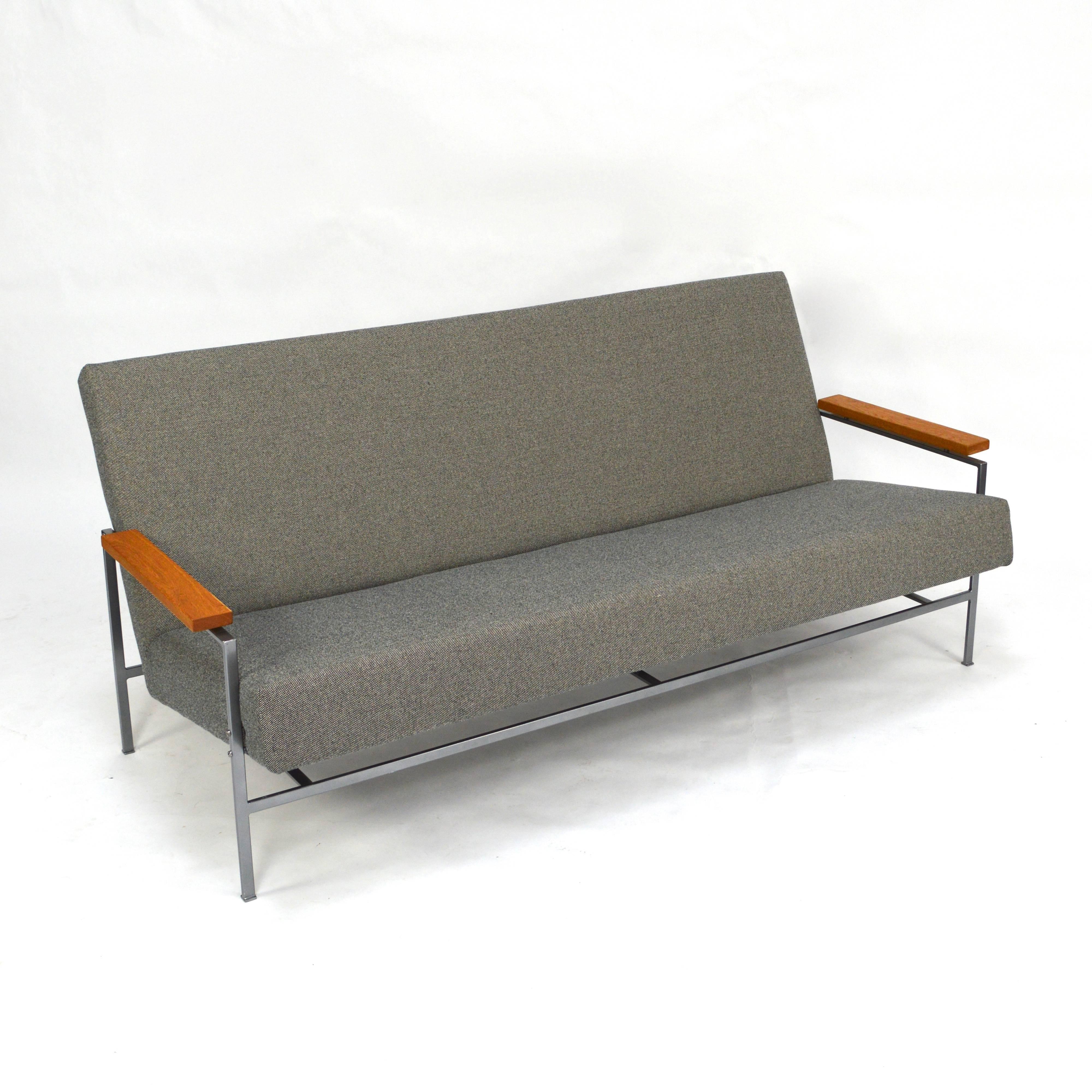 Beautiful reupholstered sofa by Rob Parry for Gelderland.

New fabric and foam interior. With very rare solid oak armrests that match beautiful with the metal frame and grey/black upholstery! Usually the armrests are made of teak.

Rob Parry was
