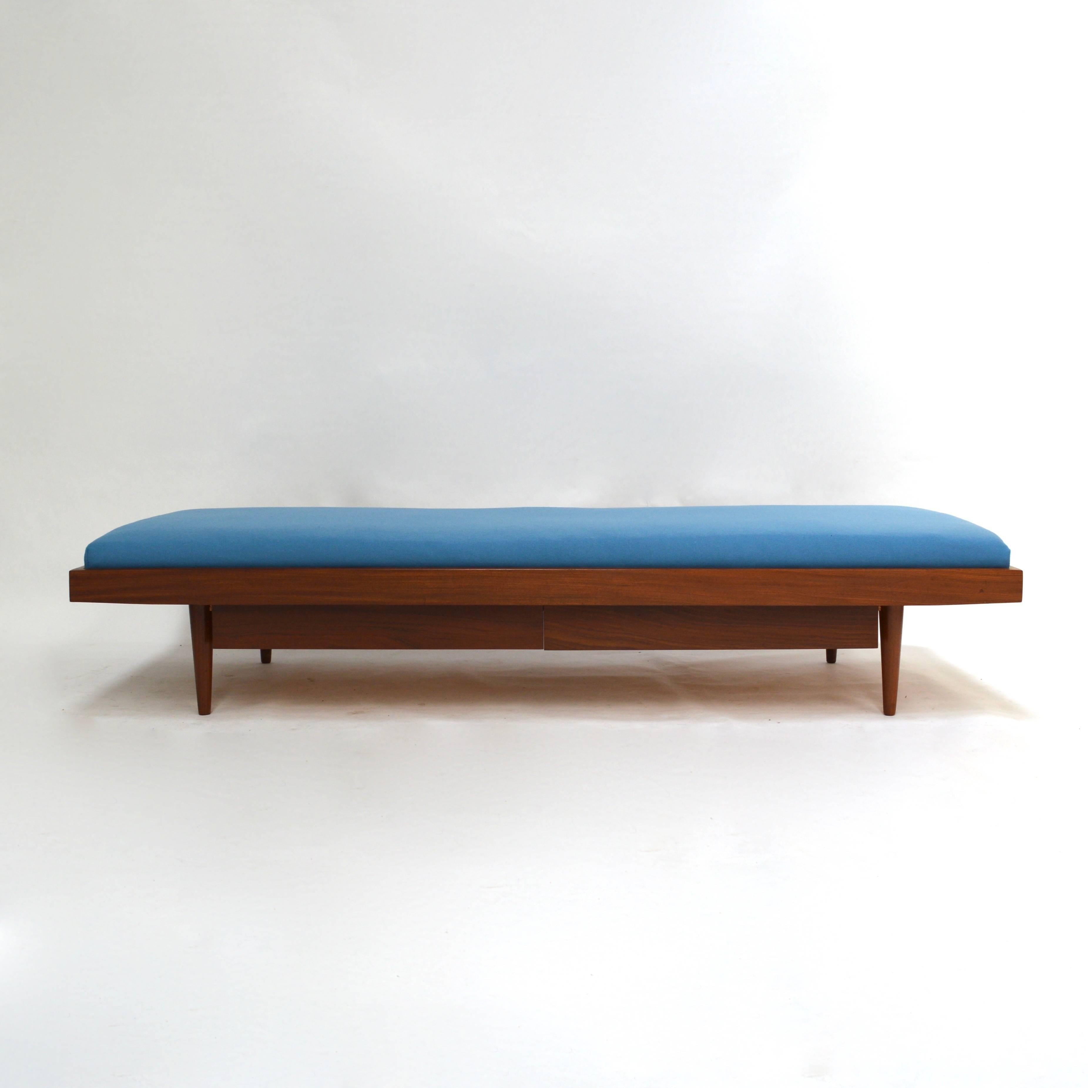 Teak Mid-Century Daybed with Two Drawers, New Upholstery In Excellent Condition In Pijnacker, Zuid-Holland