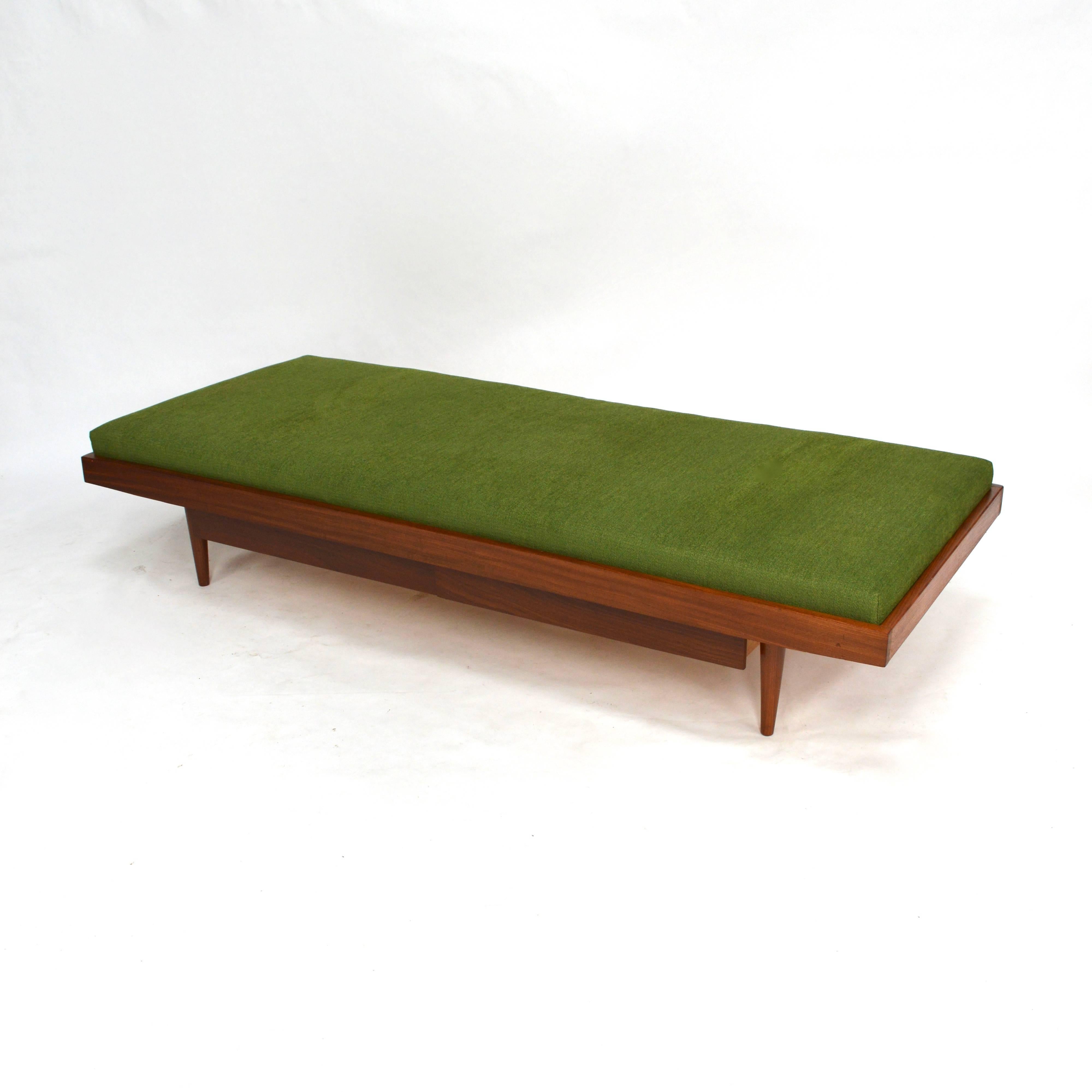 Teak Mid-Century Daybed with Two Drawers New Upholstery In Excellent Condition In Pijnacker, Zuid-Holland