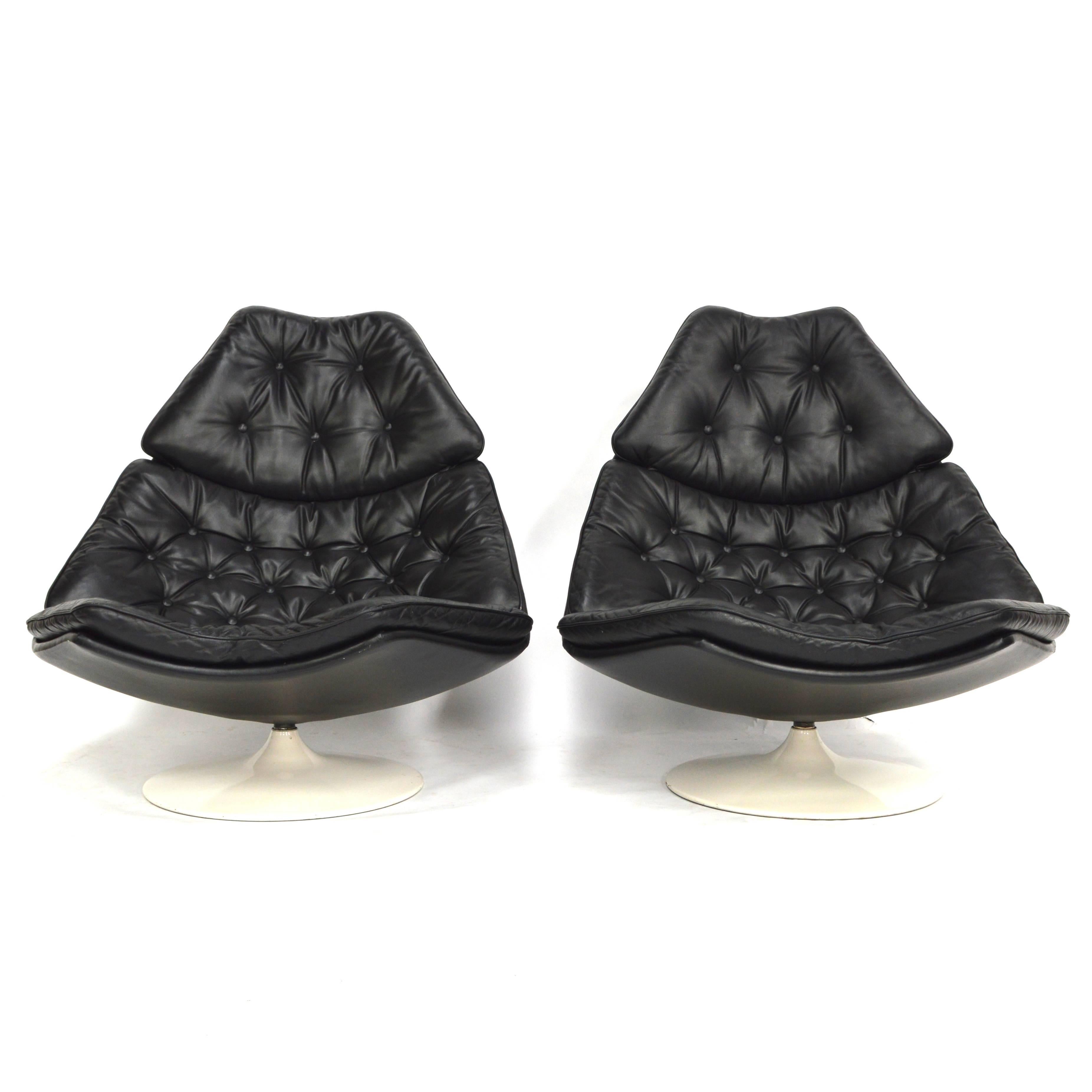 Geoffrey D. Harcourt F588 swivel lounge chairs in black leather designed in 1967.
These chairs come in a pair which is very rare. They are completely original and in excellent (museum quality) condition. Very minor signs of use.

Geoffrey D.