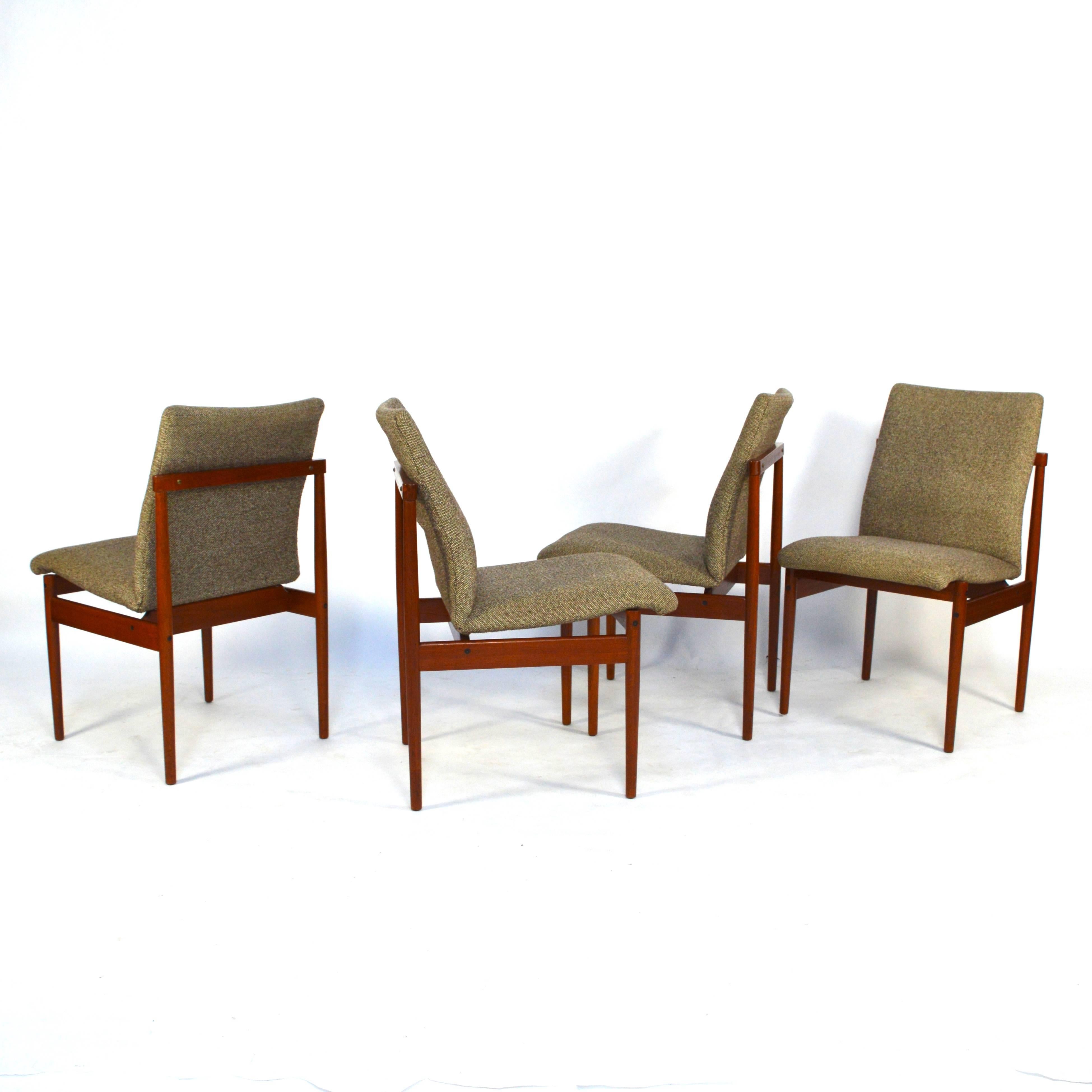 Designer: Unknown

Manufacturer: Thereca

Country: Netherlands

Model: Dining chairs

Design period: 1950-1959

Date of manufacturing: 1950-1960

Beautiful set of teak dining chairs. The chairs still have their original fabric which is