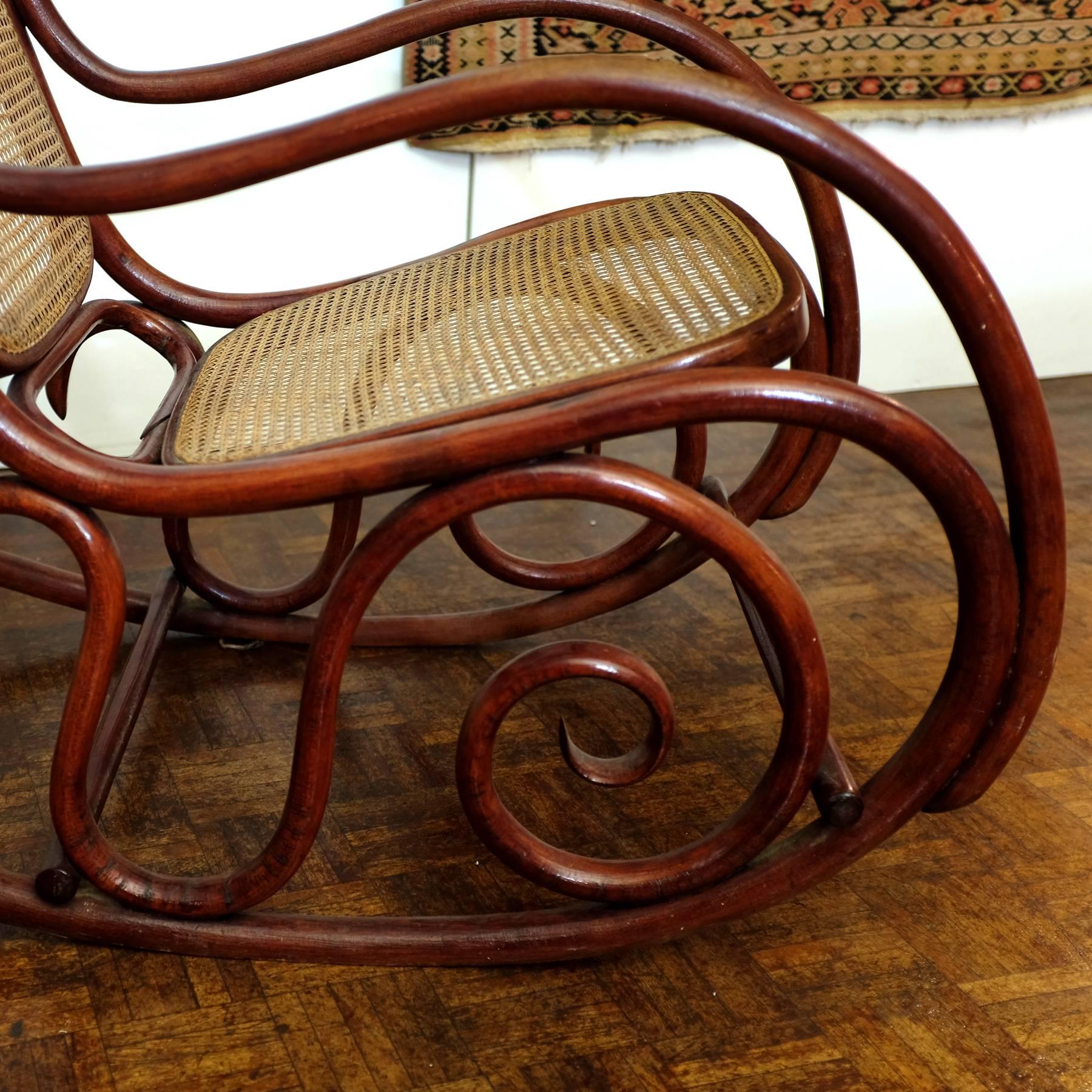 Thonet No.10 Rocking Chair in Bentwood and Cane In Good Condition In Pijnacker, Zuid-Holland