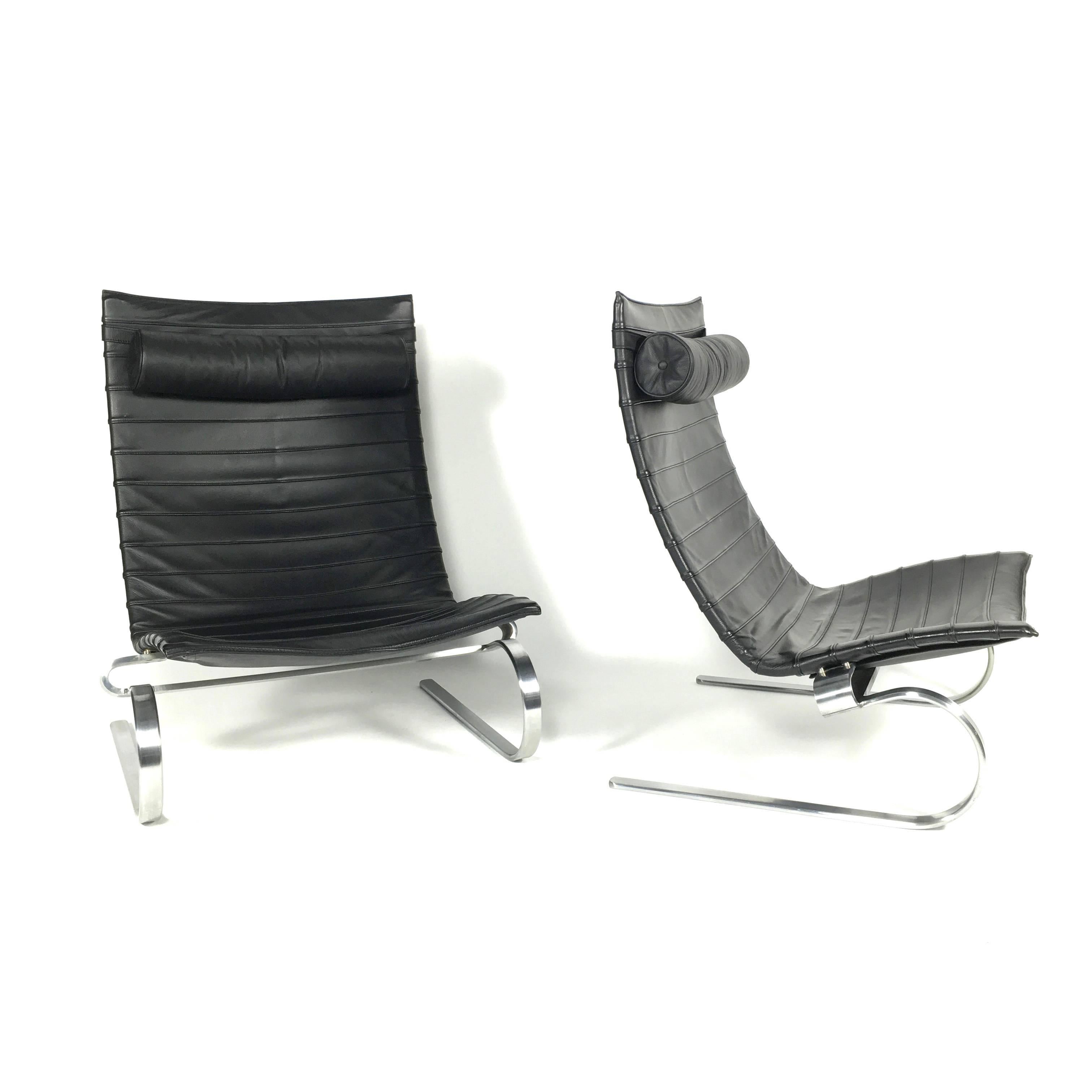 Beautiful pair of black leather PK20 lounge chairs by Poul Kjaerholm for Fritz Hansen, Denmark.
Poul Kjaerholm wanted to sell the production rights to Fritz Hansen but they declined at first. After a great success of manufacturing with E. Kold