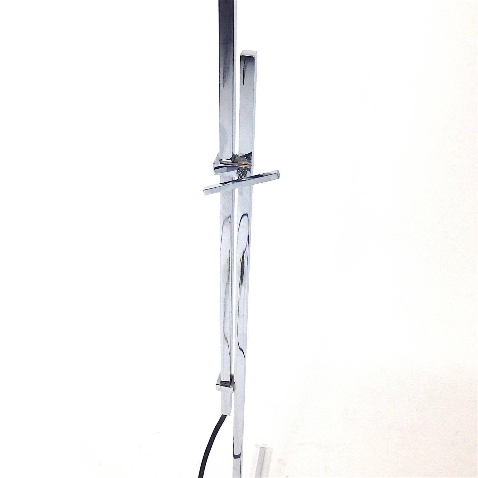 Designer: Hans Eichenberger
Switzerland
Cross-leg chrome plated floor lamp.
In excellent condition.
Adjustable in height.