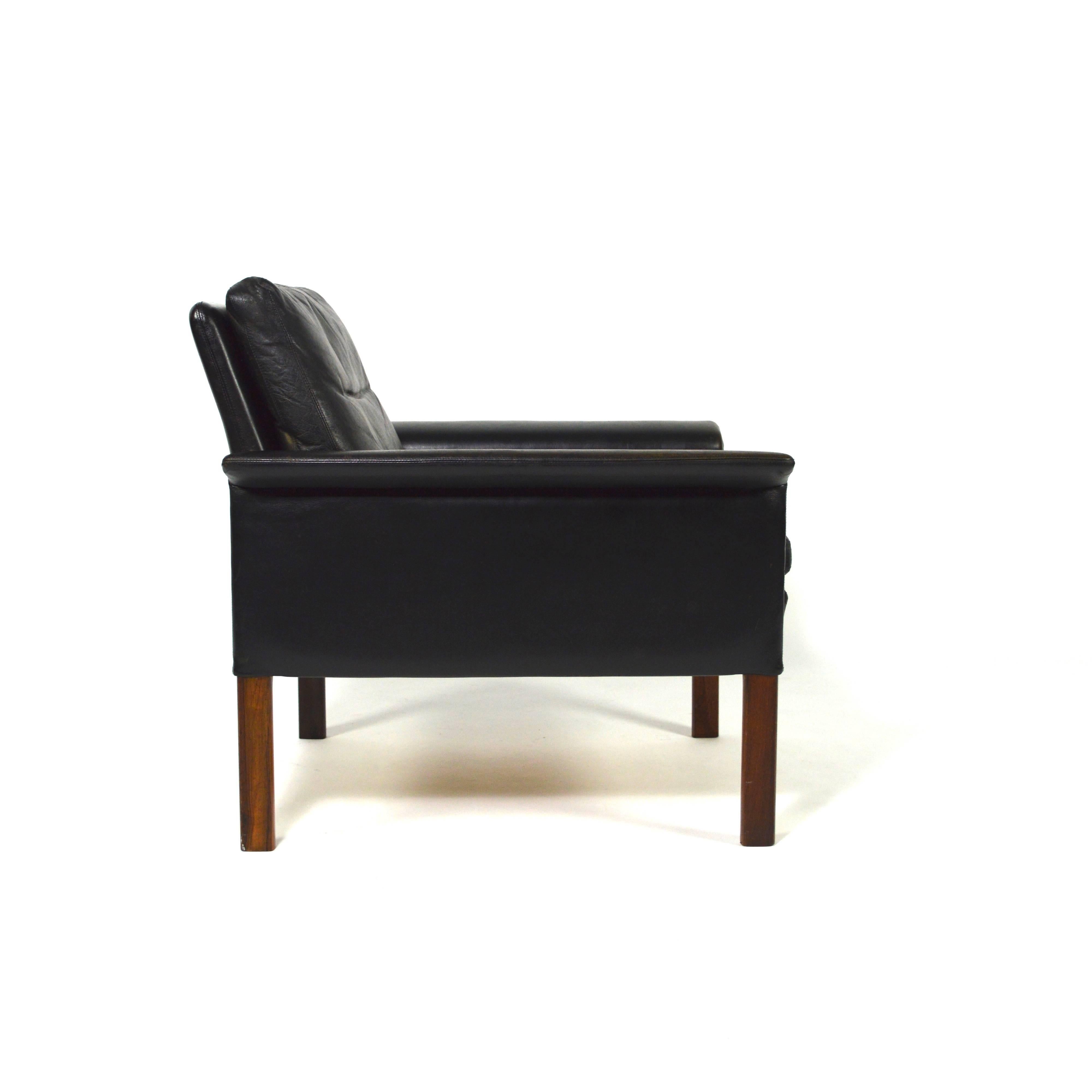 Hans Olsen Model 500 Lounge Chair in Black Leather and Rosewood, Denmark, 1960s In Good Condition In Pijnacker, Zuid-Holland