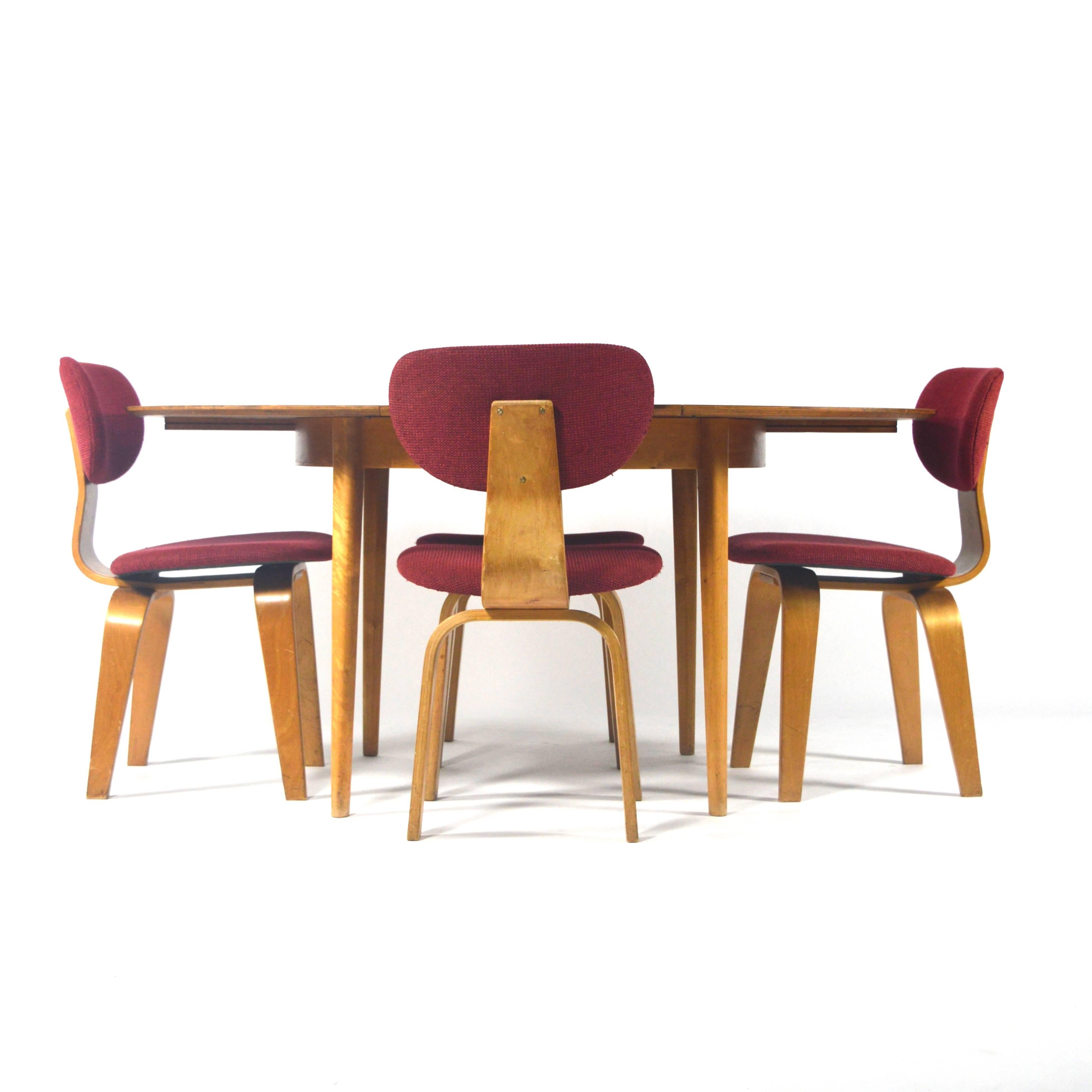 Beautiful Birch plywood dining set designed by the renowned Dutch designer Cees Braakman. The top of the table is made of beautiful contrasting Teak and is extendable from round to oval.
Table model: TB05 
Size table: ø41.43 Extended 61.02 Height