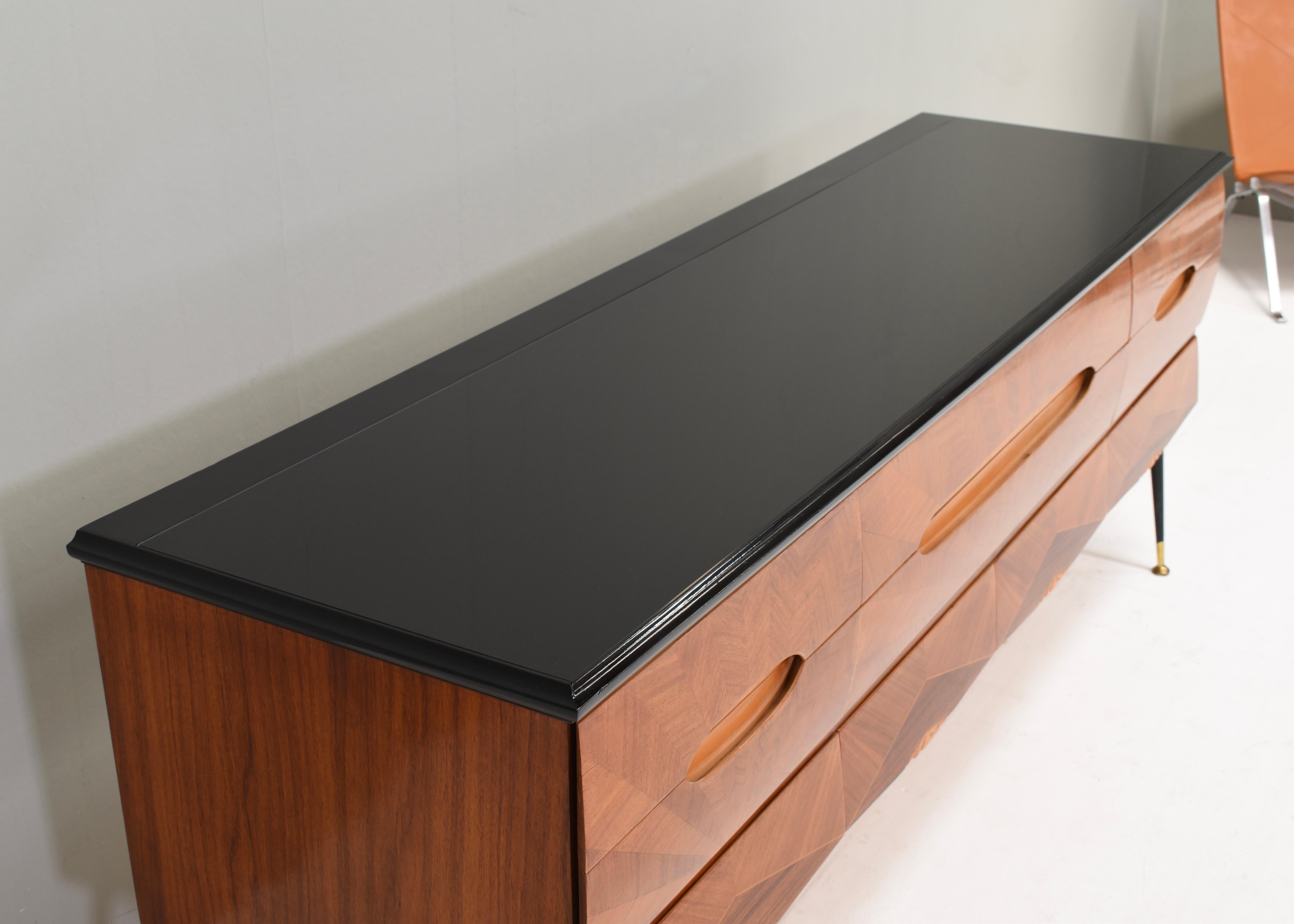 Italian Sideboard attributed to Vittorio Dassi in Walnut, Glass and Brass, 1950s For Sale 8