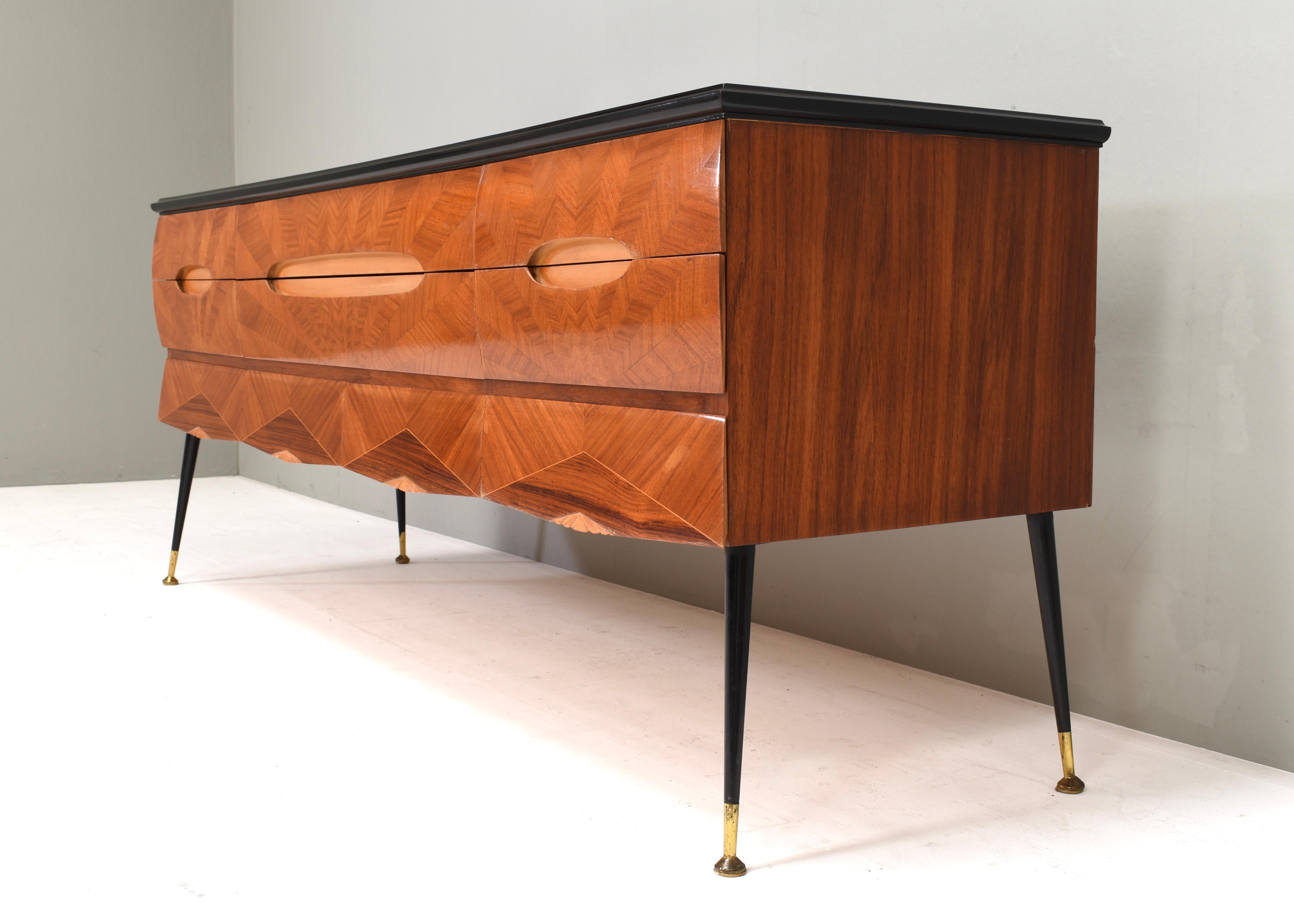 Italian Sideboard attributed to Vittorio Dassi in Walnut, Glass and Brass, 1950s For Sale 1