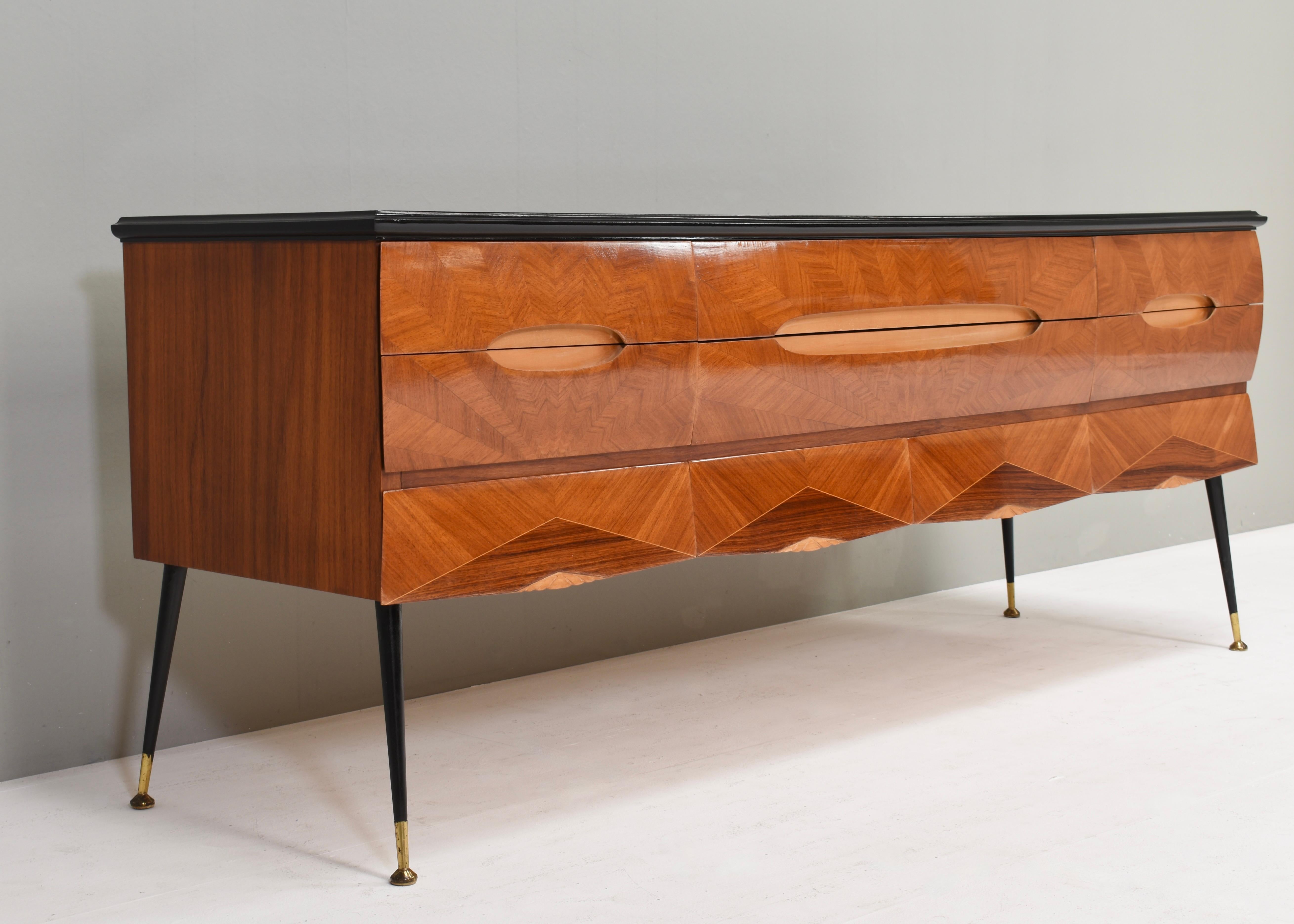 Italian Sideboard attributed to Vittorio Dassi in Walnut, Glass and Brass, 1950s For Sale 4