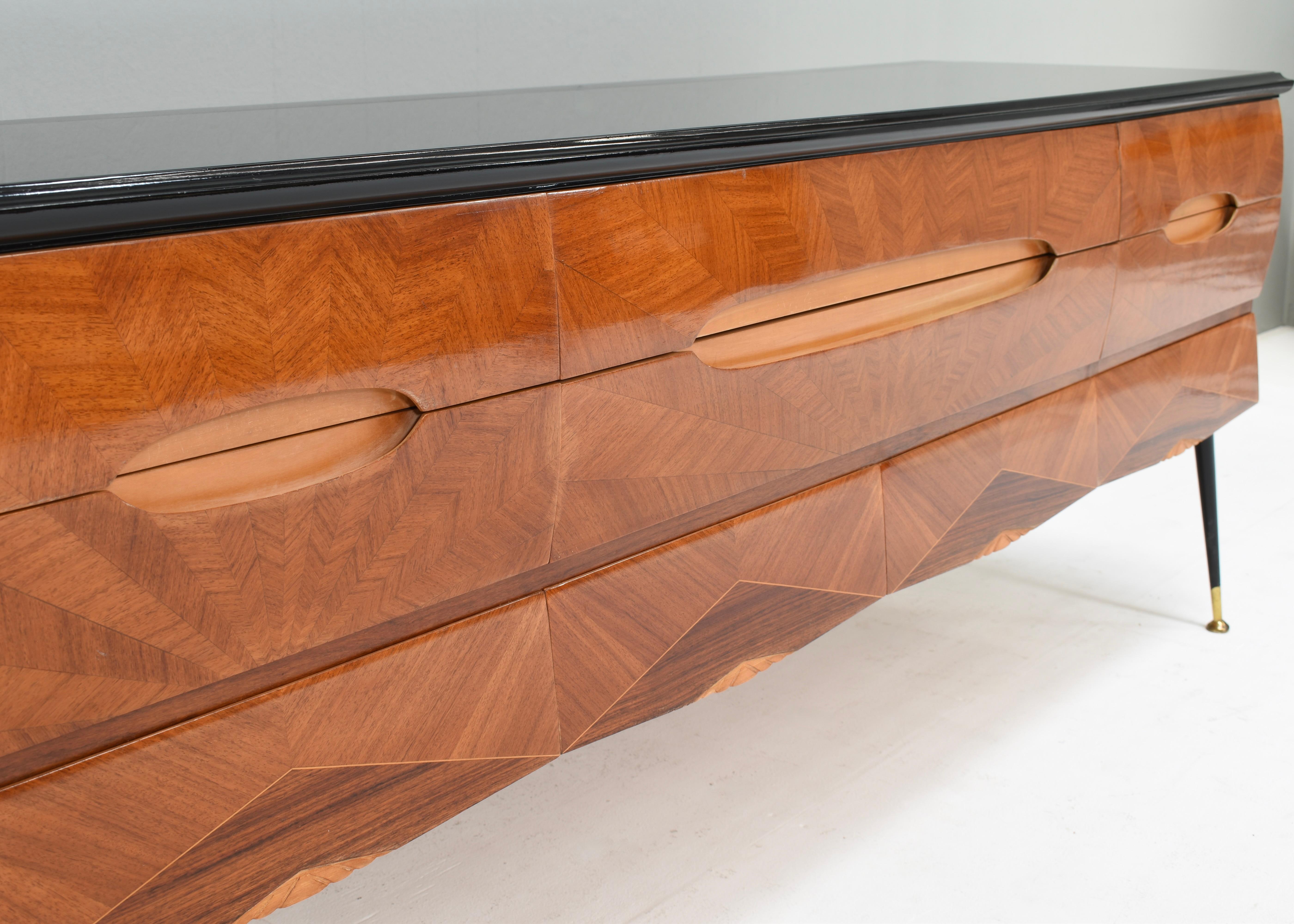 Italian Sideboard attributed to Vittorio Dassi in Walnut, Glass and Brass, 1950s For Sale 6
