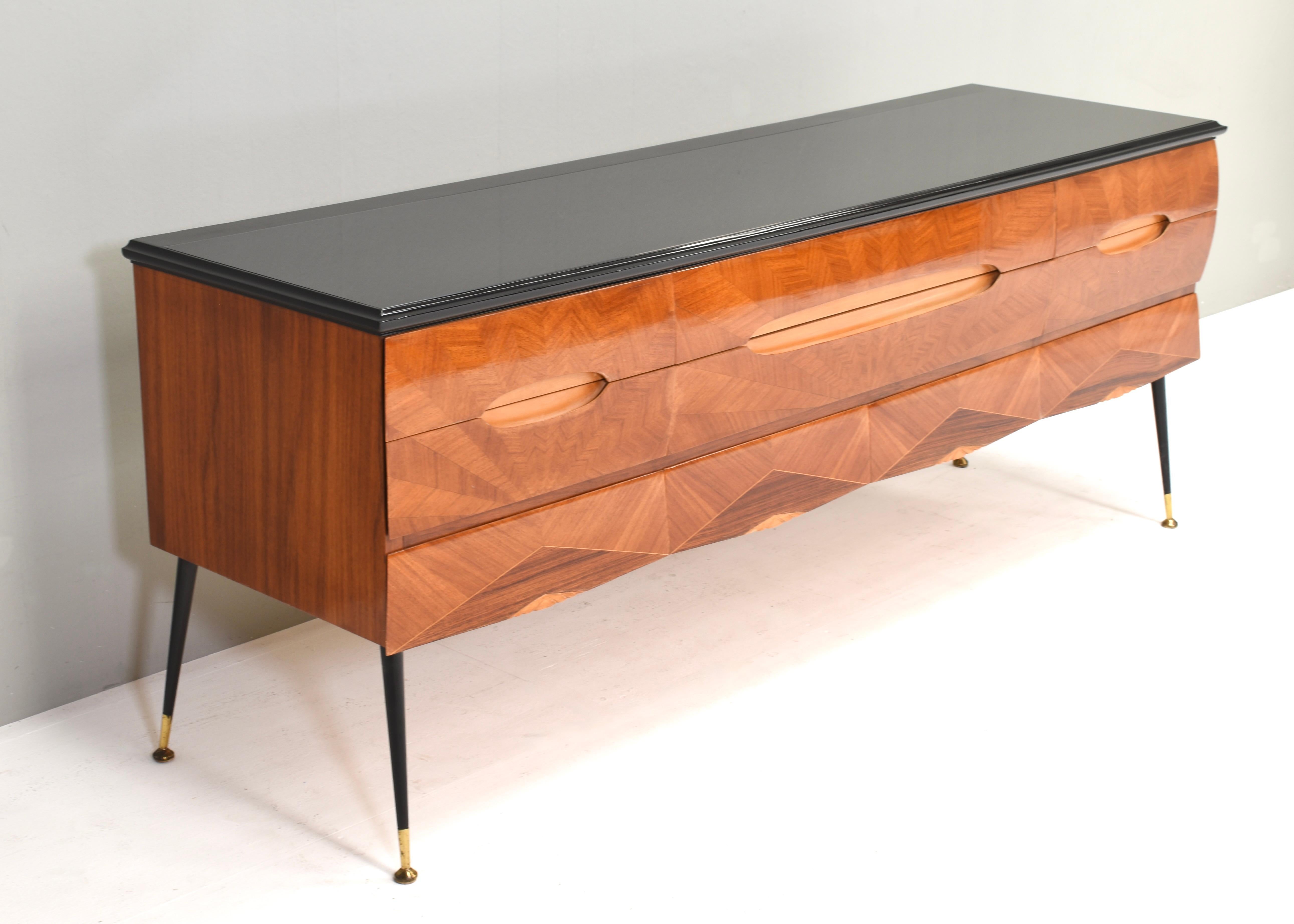 Italian Sideboard attributed to Vittorio Dassi in Walnut, Glass and Brass, 1950s For Sale 5