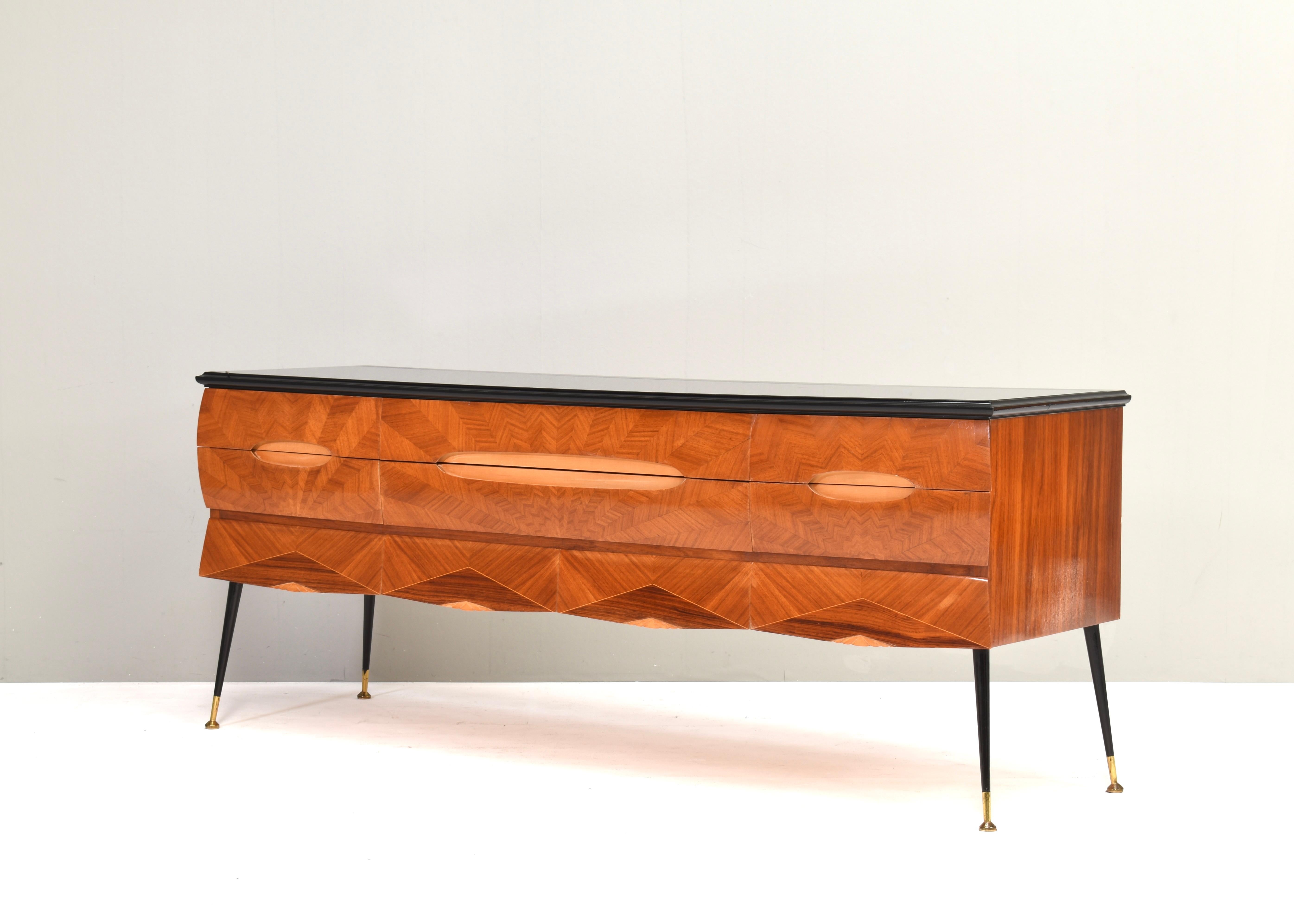 Italian Sideboard attributed to Vittorio Dassi in Walnut, Glass and Brass, 1950s In Good Condition For Sale In Pijnacker, Zuid-Holland