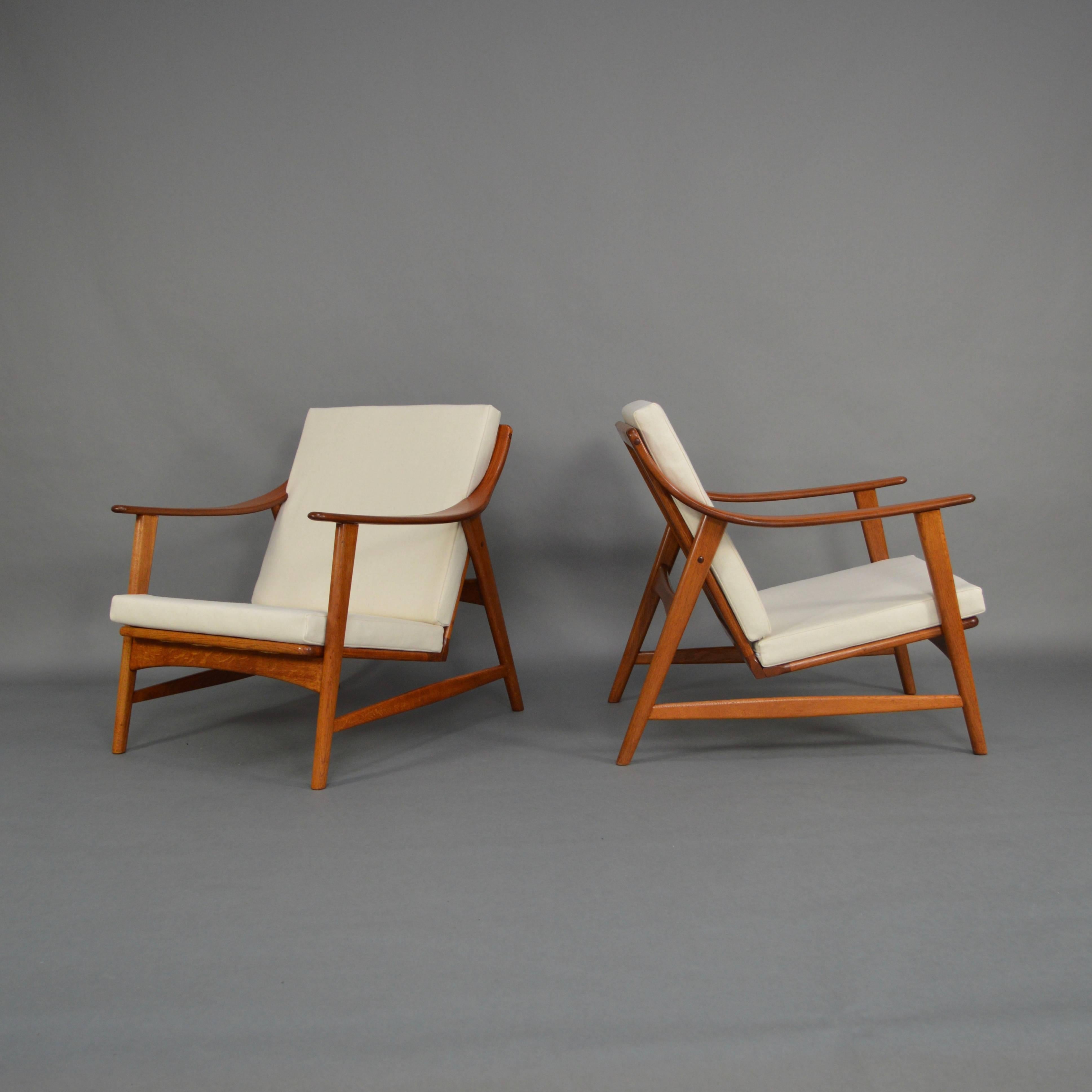 Very early and absolutely rare pair of MOGENS KOLD Arne Hovmand-Olsen lounge chairs.
The chairs are made of a combination of solid teak and oak wood. The wood has been stripped and refinished with a beautiful original furniture hardwax in multiple