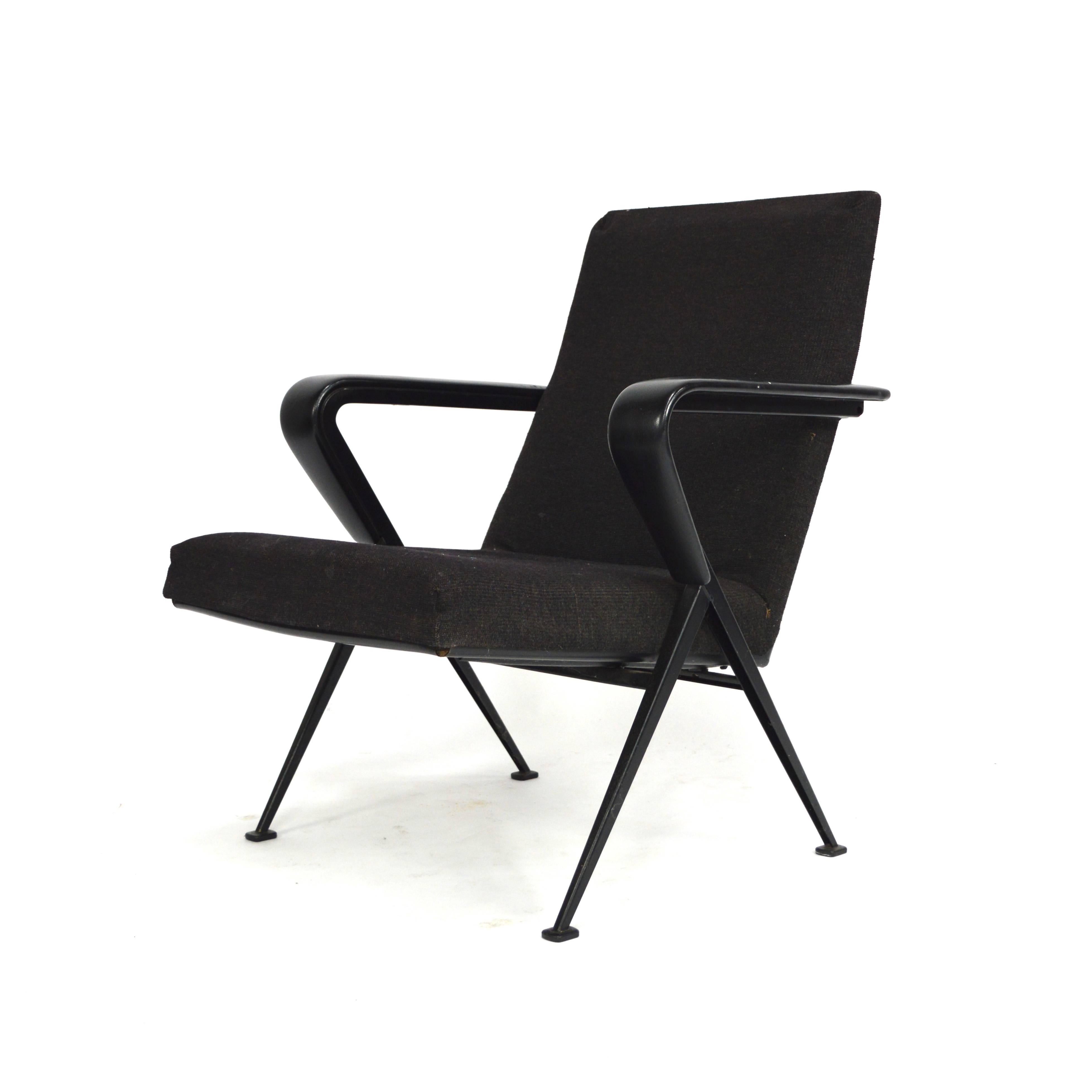 Repose chair by Friso Kramer from January 1966.

The Repose lounge chair won the prestigious Signe d'Or award when it was presented in 1960.
This chair will look and sit best reupholstered. Our suggestion is beautiful fabric by De Ploeg, Kvadrat