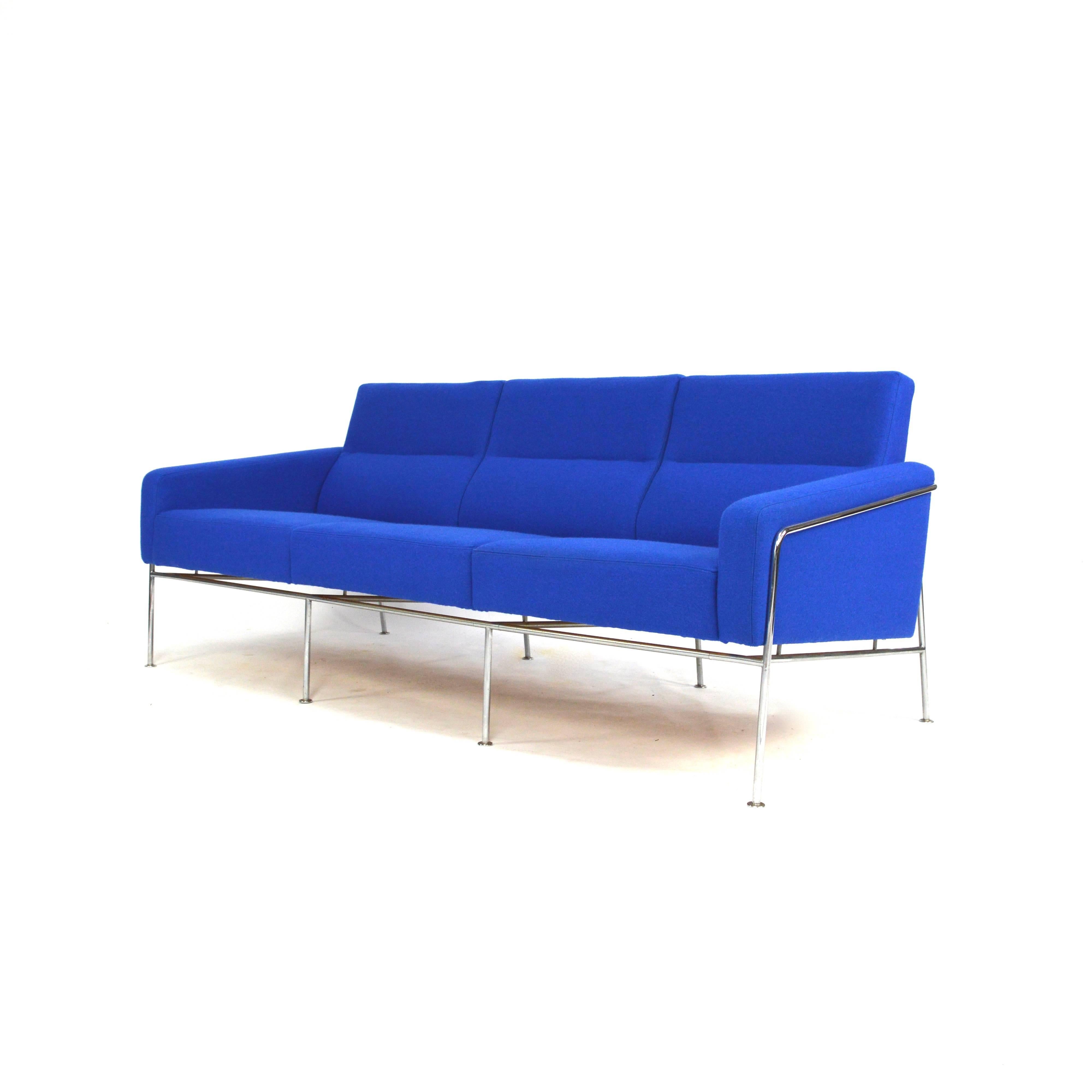 Gorgeous model 3300/3 sofa by Arne Jacobsen for Fritz Hansen. Recently reupholstered and in excellent condition. Labeled with the date and manufacturers label from 1978.

Designer: Arne Jacobsen

Manufacturer: Fritz Hansen (marked with