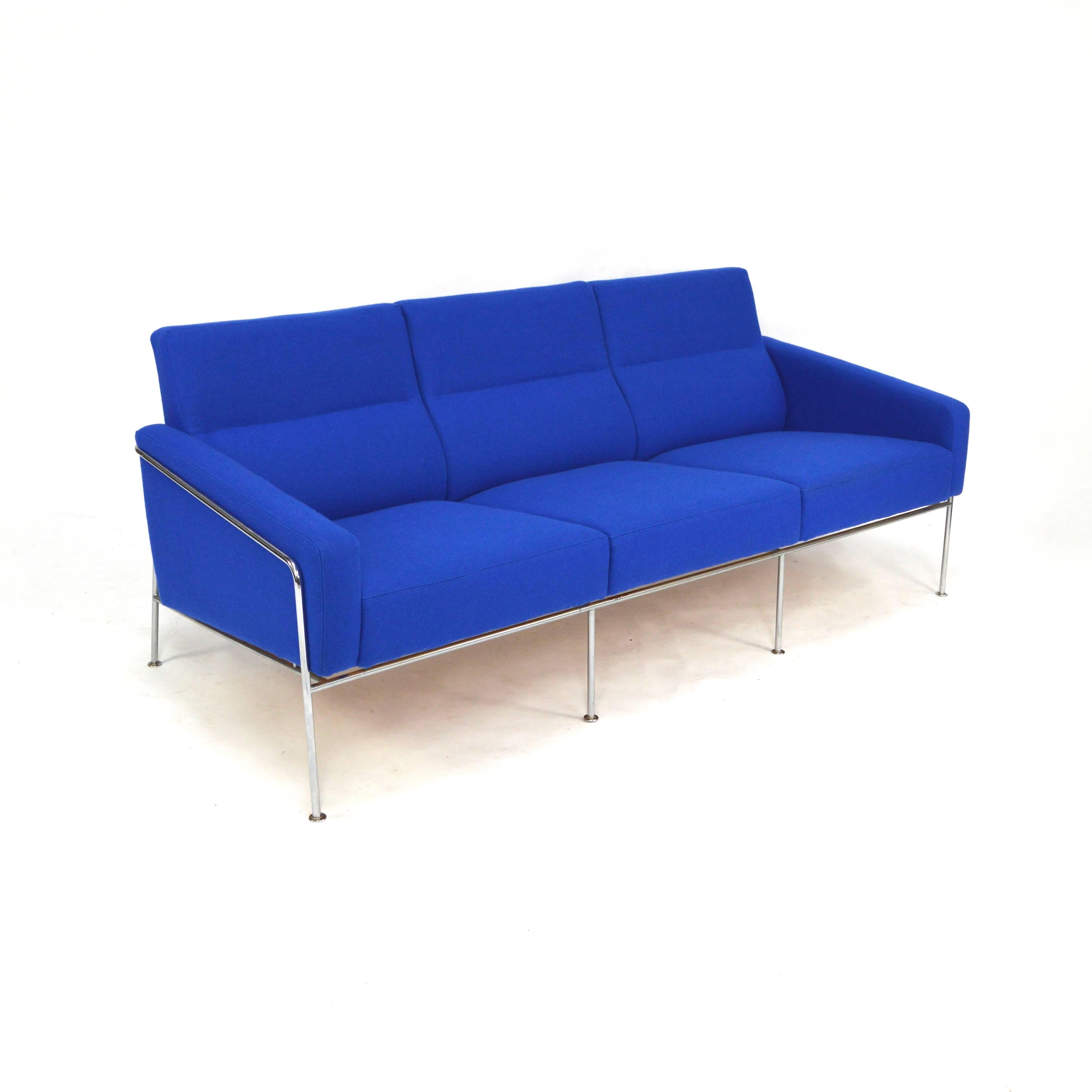 arne jacobsen series 3300 2-seater sofa