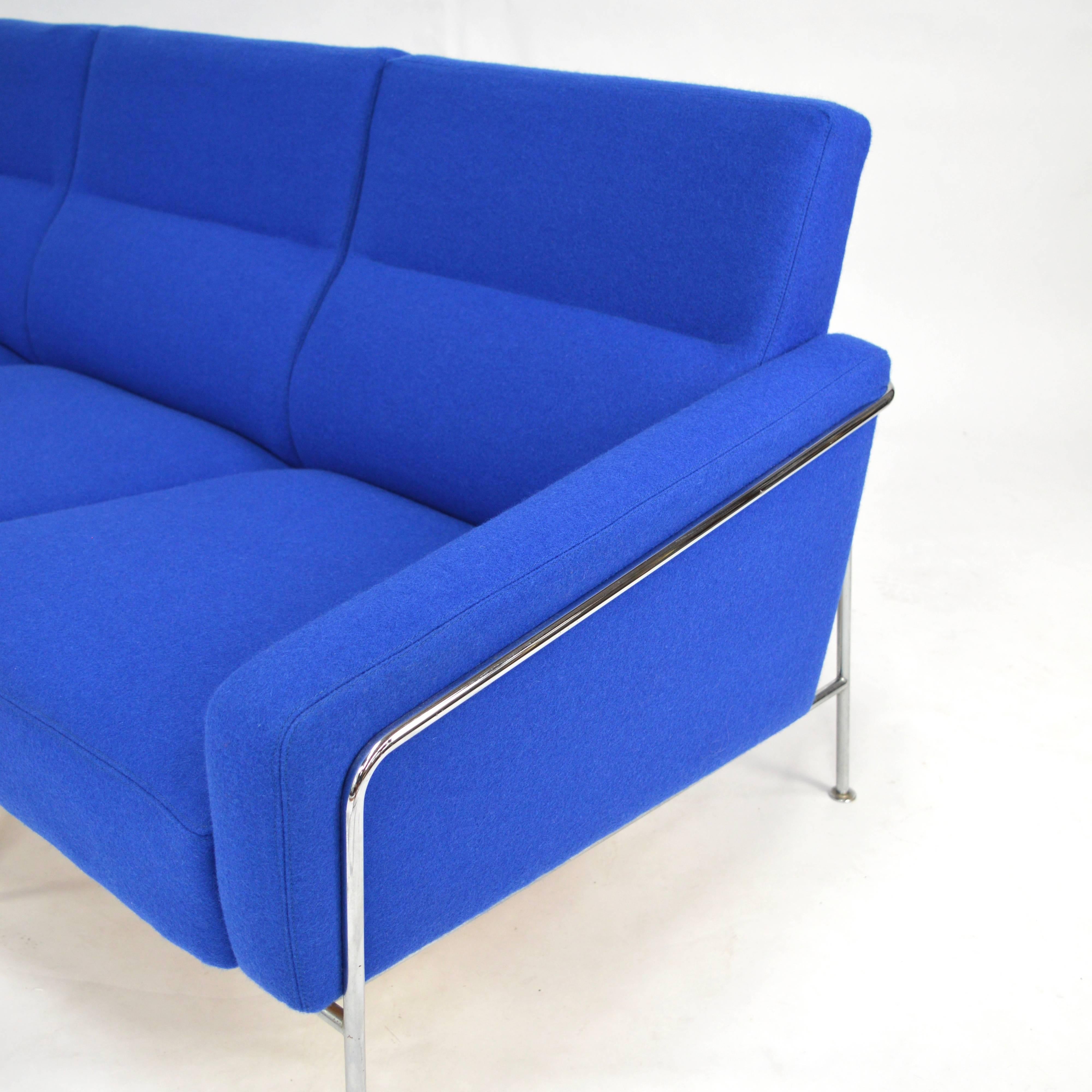 Scandinavian Modern Arne Jacobsen 3300 Sofa for Fritz Hansen, 1957