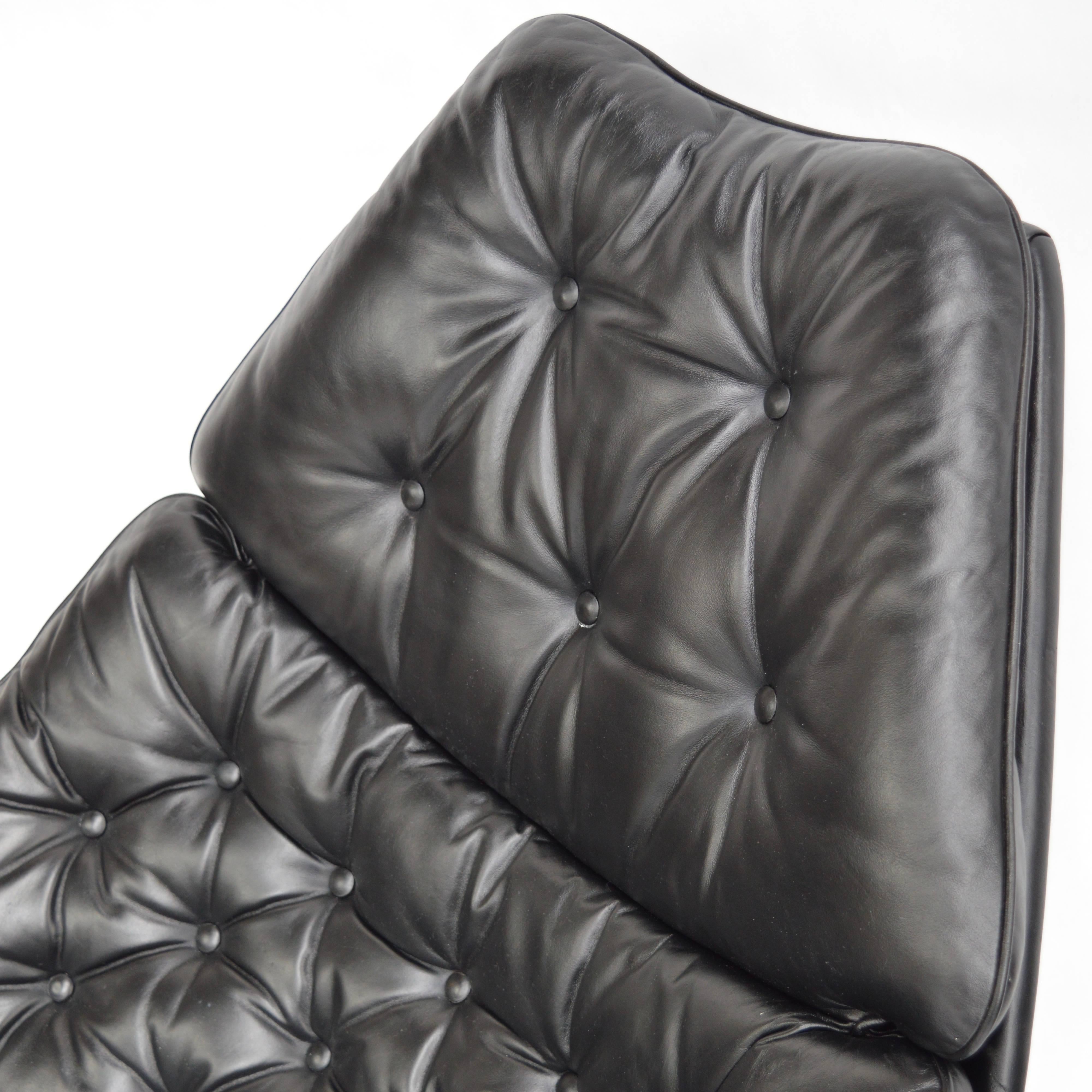 Pair of Geoffrey Harcourt F588 Artifort Swivel Chairs in Original Black Leather 1