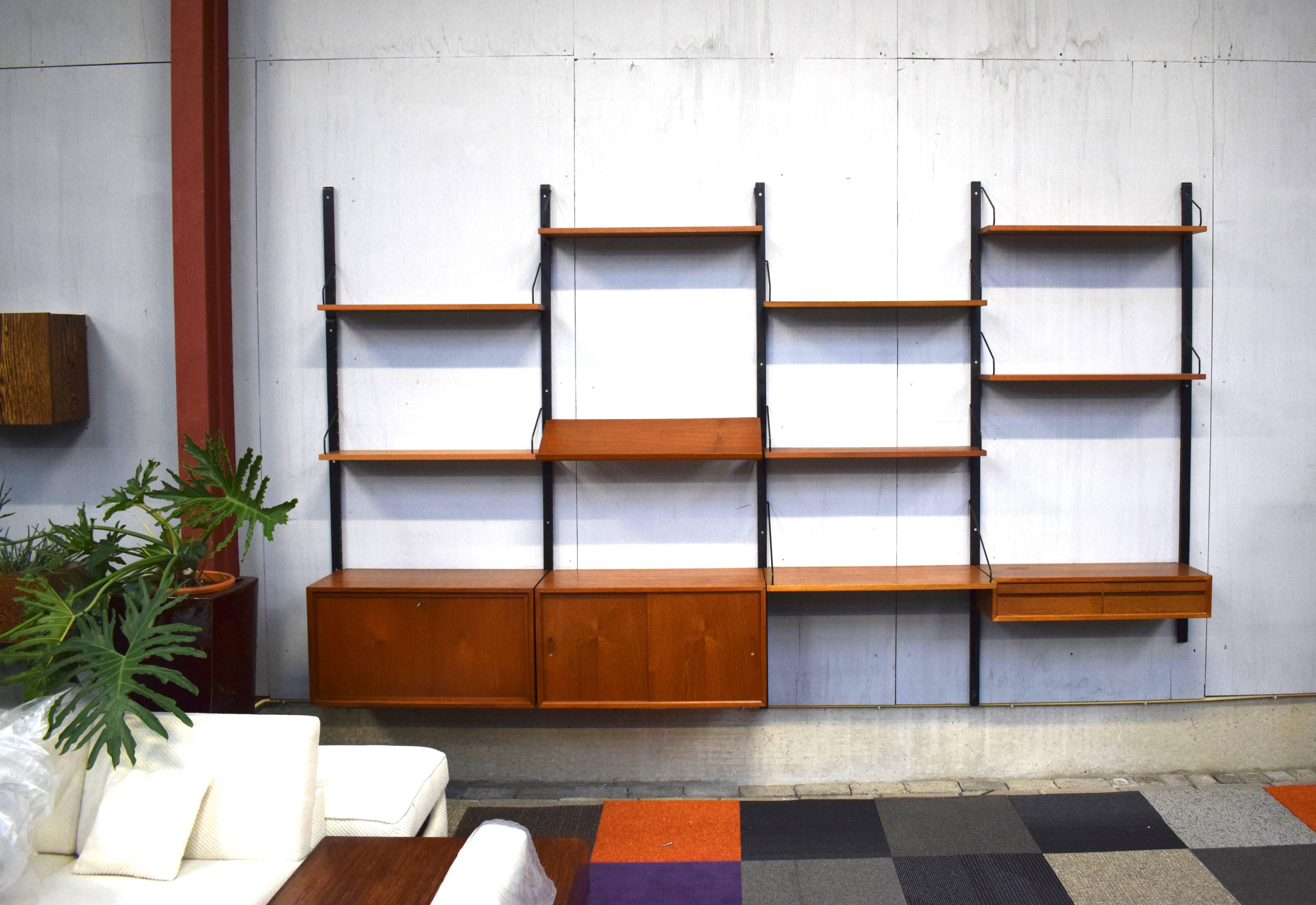 Royal series wall unit by Poul Cadovius.
With much wanted lecture shelve.
The wall unit is modular so it can be arranged to your own liking.

Designer: Poul Cadovius
Manufacturer: Cado
Country: Denmark
Model: Modular wall unit
Design period: