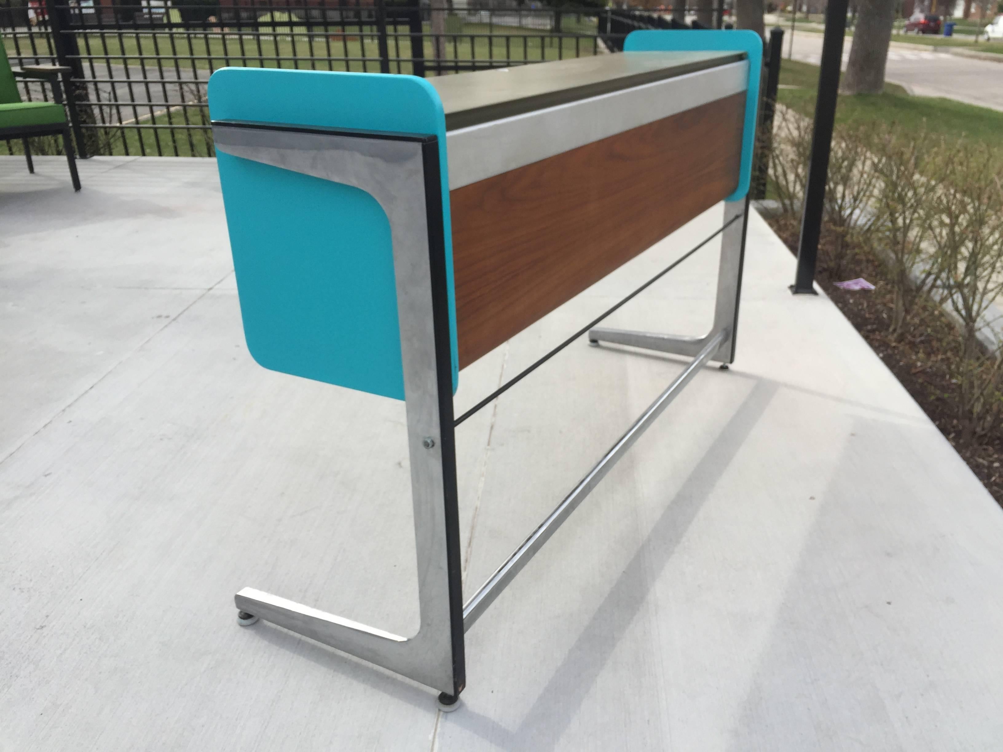 Rare action office storage bin designed by George Nelson for Herman Miller.
It is super clean and in great shape,
very minor wear overall 

 