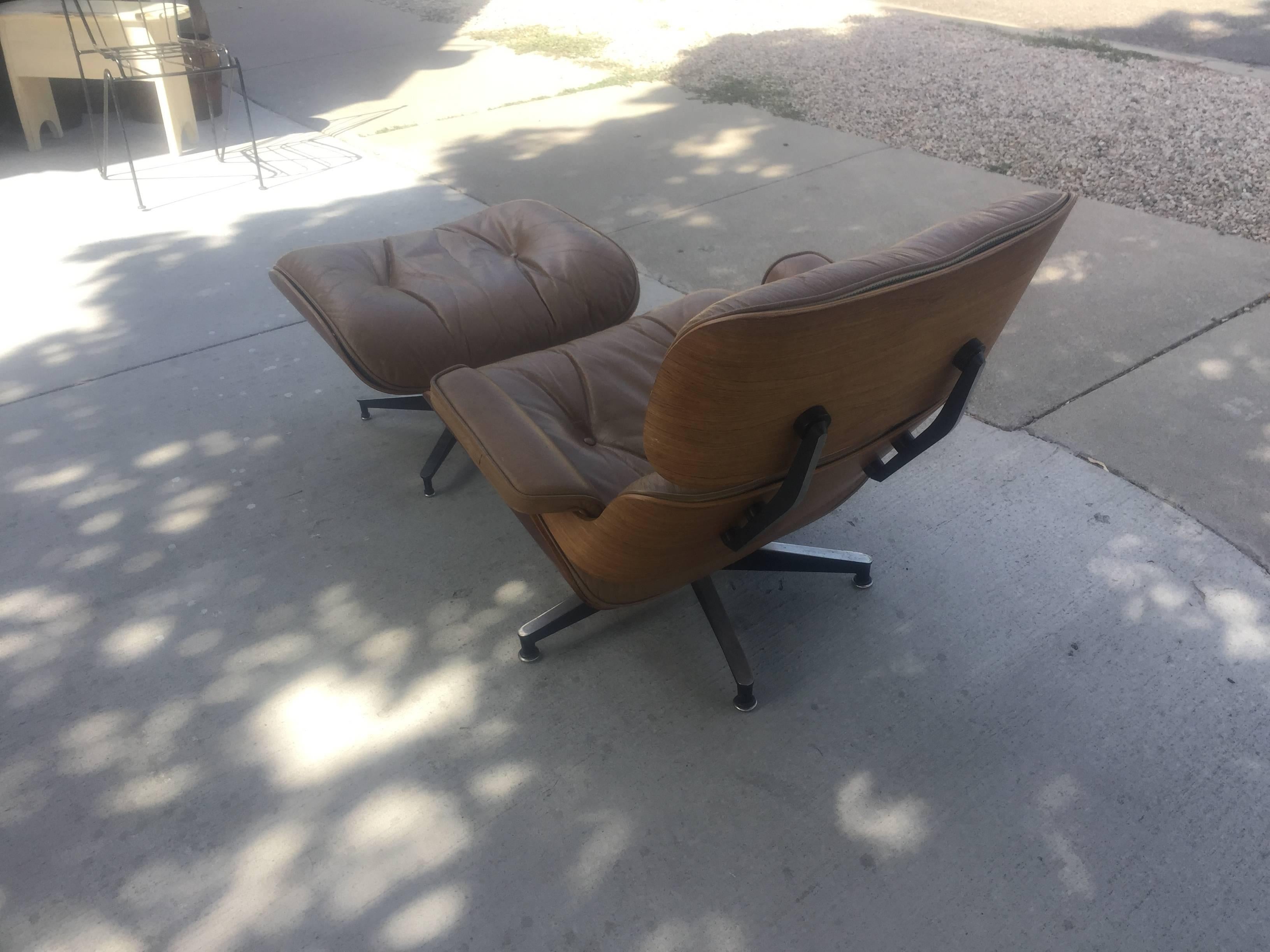 Vintage 1960s Eames lounge in camel leather and rosewood. It is in great condition with minor wear consistent with age.