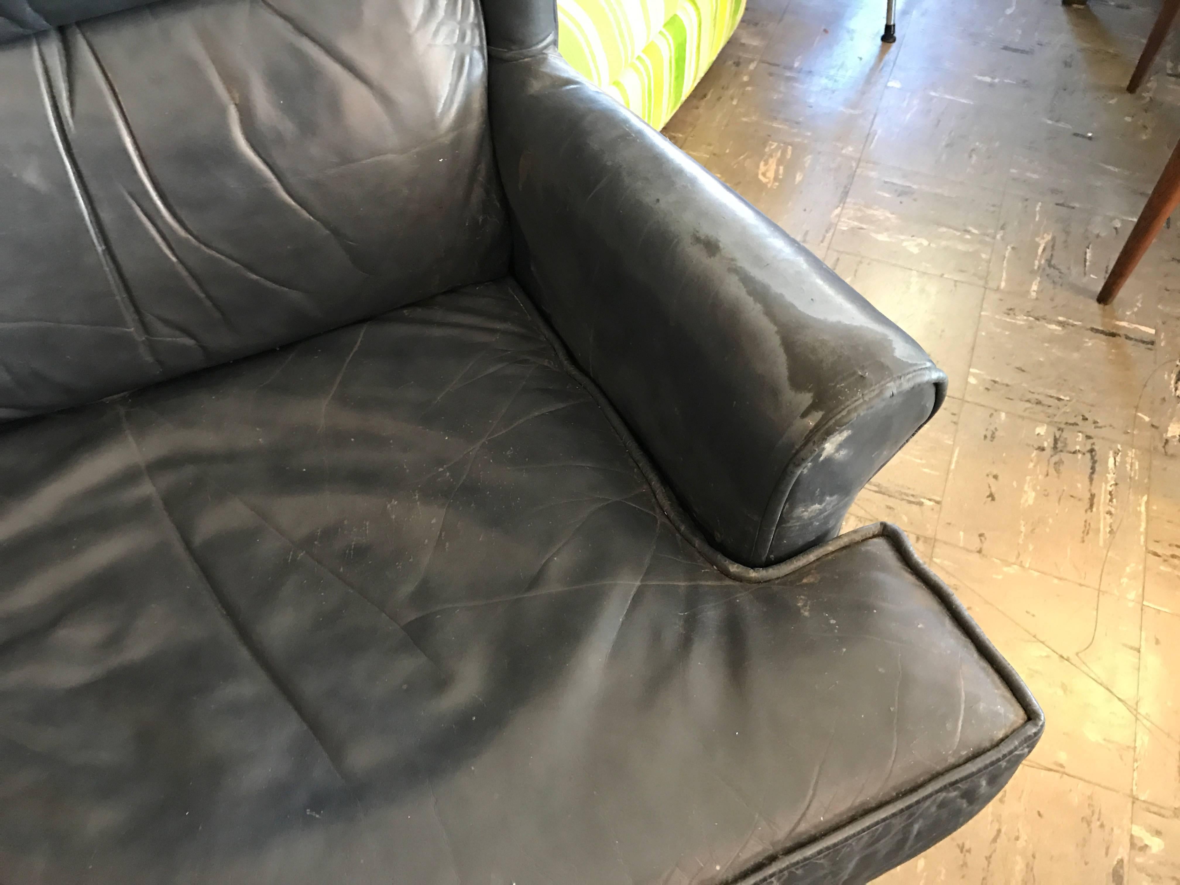 Late 20th Century Vintage Leather Wingback Lounge Chair For Sale