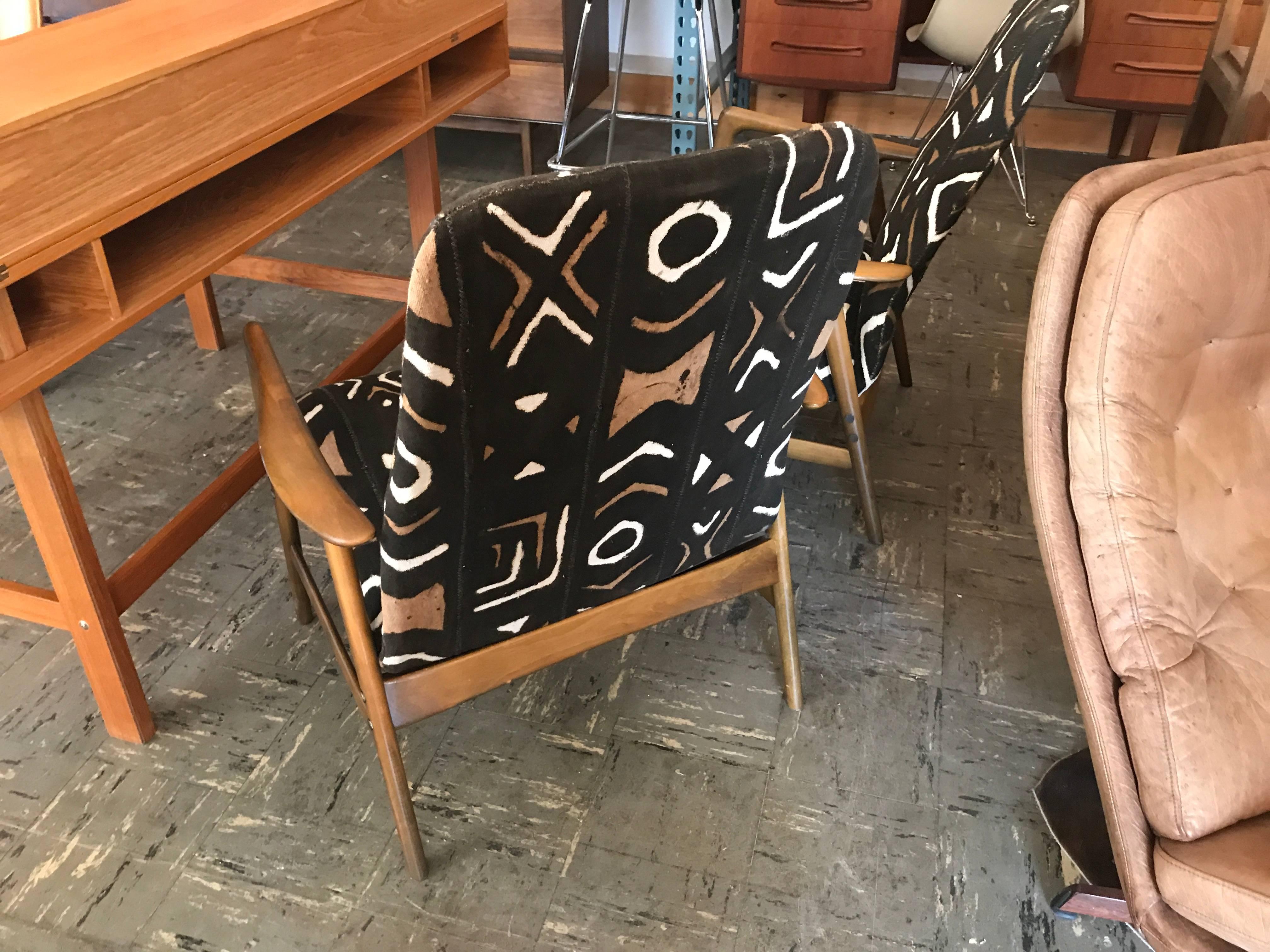 Pair of Folke Ohlsson for DUX Lounge Chairs Upholstered in African Cheese Cloth In Excellent Condition In Salt Lake City, UT