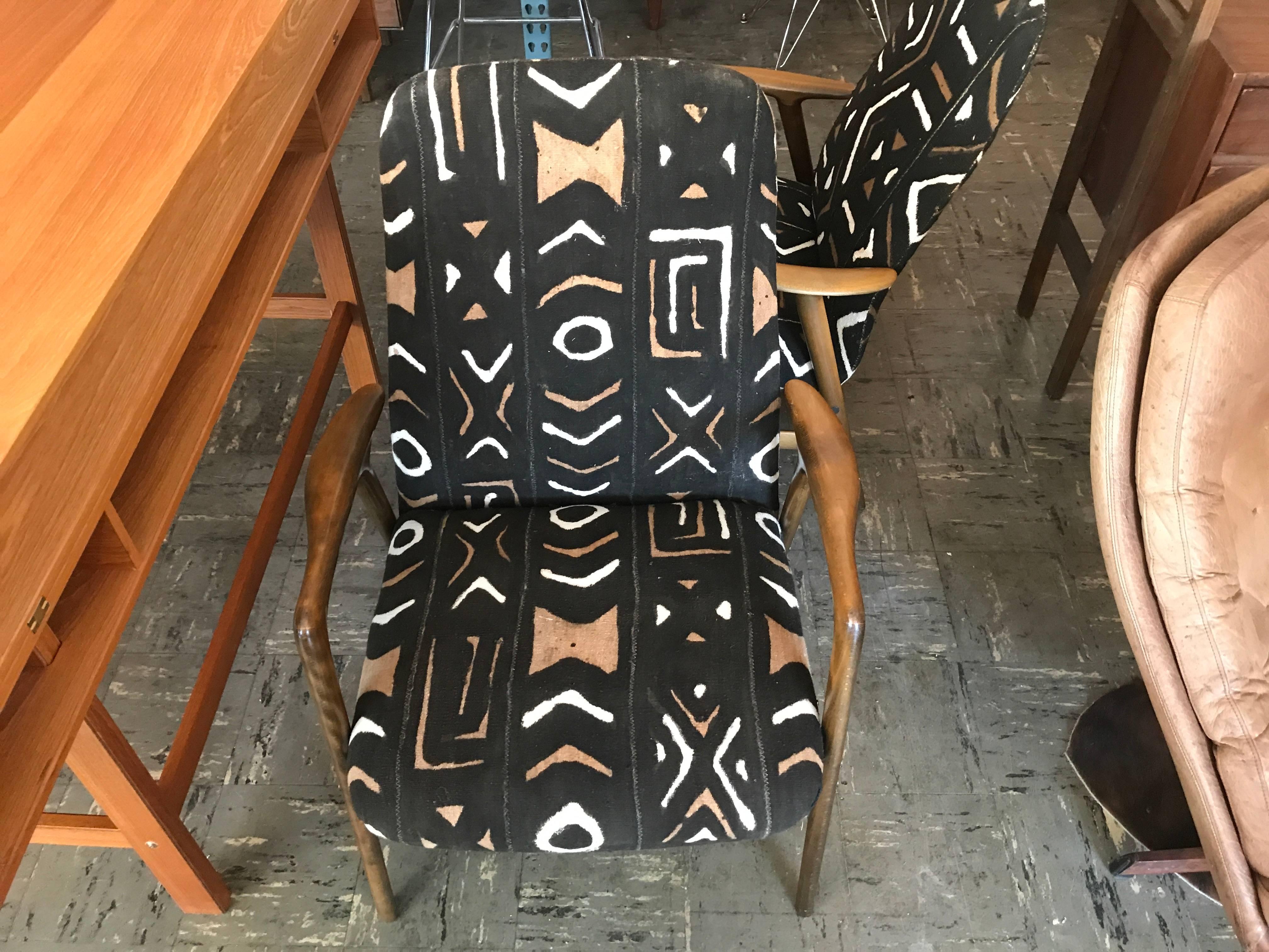 Mid-20th Century Pair of Folke Ohlsson for DUX Lounge Chairs Upholstered in African Cheese Cloth