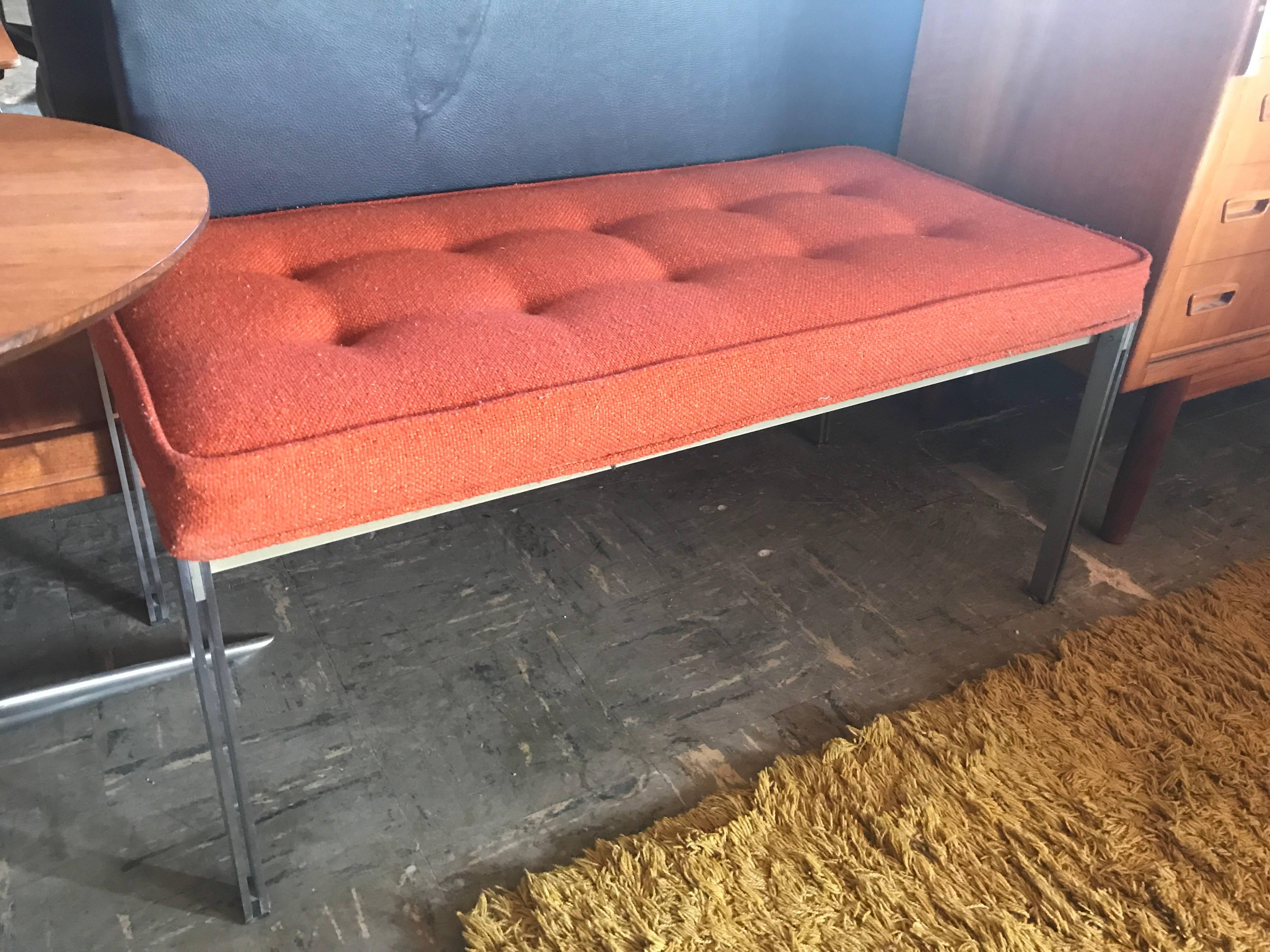 very uncommon to find the parallel bar bench 
this is in great condition 
with some minor wear to one of the metal side bars.
 