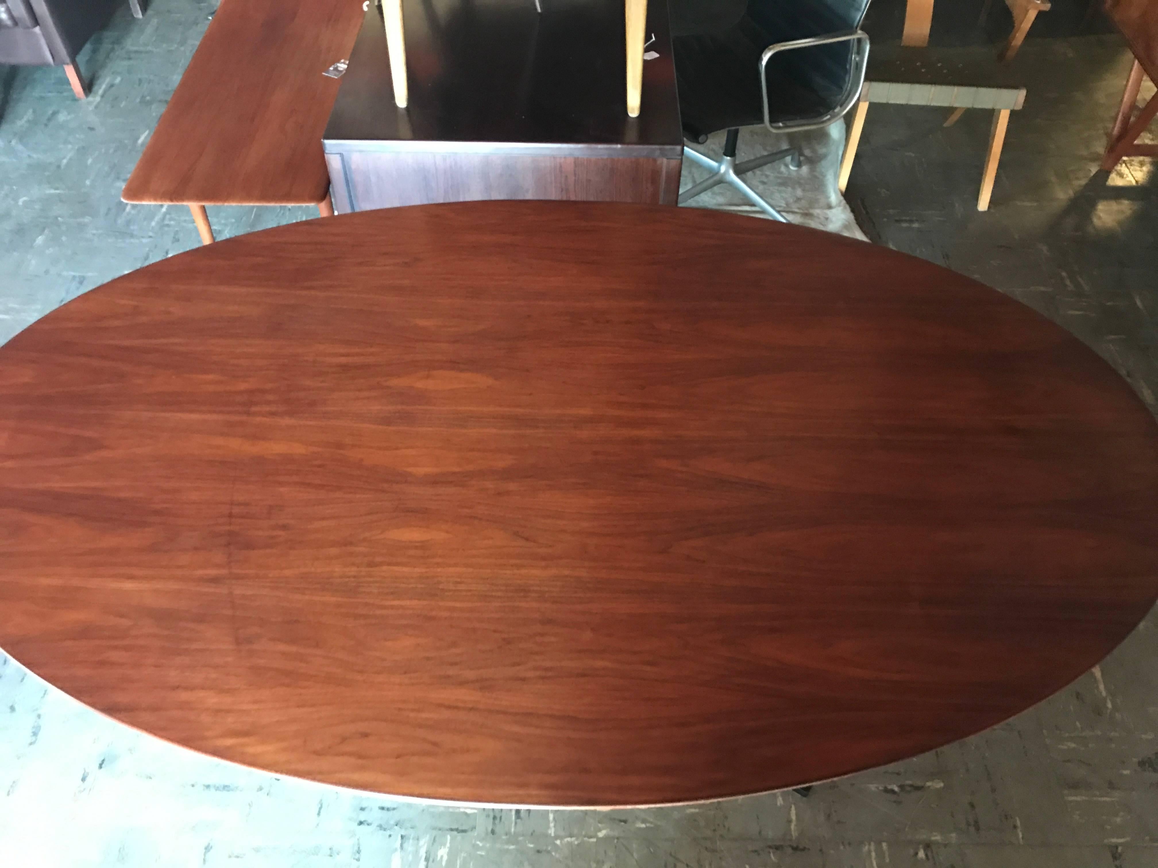 Vintage Florence Knoll Walnut Oval Top Black Base Dining Table In Excellent Condition In Salt Lake City, UT