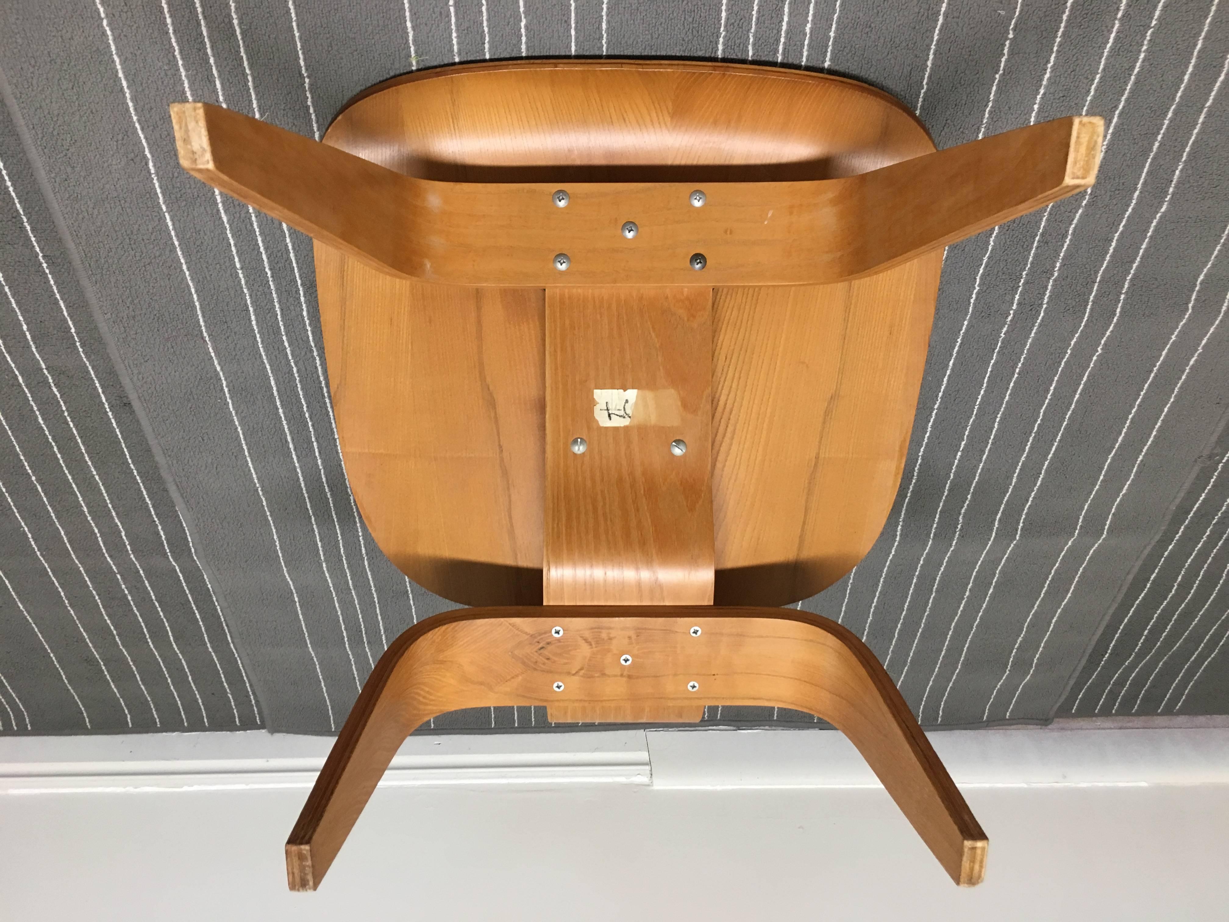 Mid-20th Century 1947 Evans Production LCW by Eames for Herman Miller For Sale