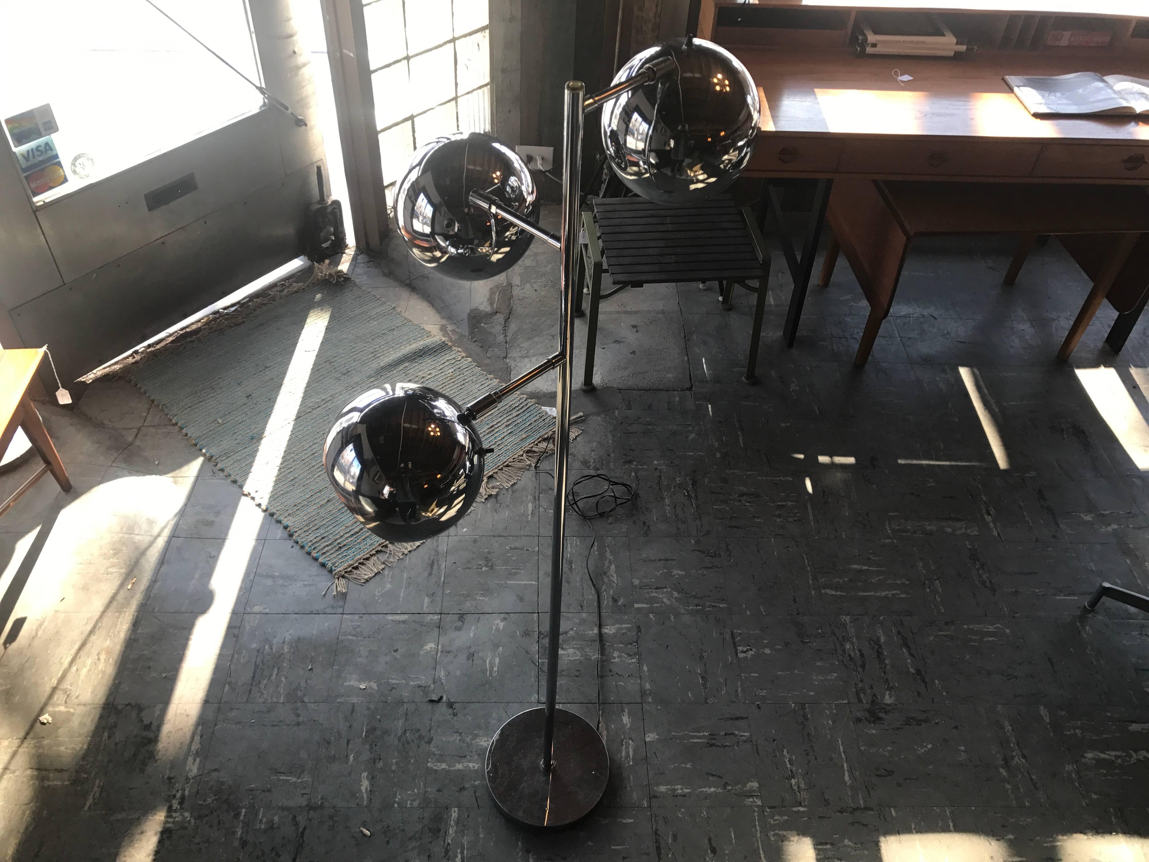Koch & Lowy Three Globe Adjustable Chrome Floor Lamp Light In Excellent Condition In Salt Lake City, UT
