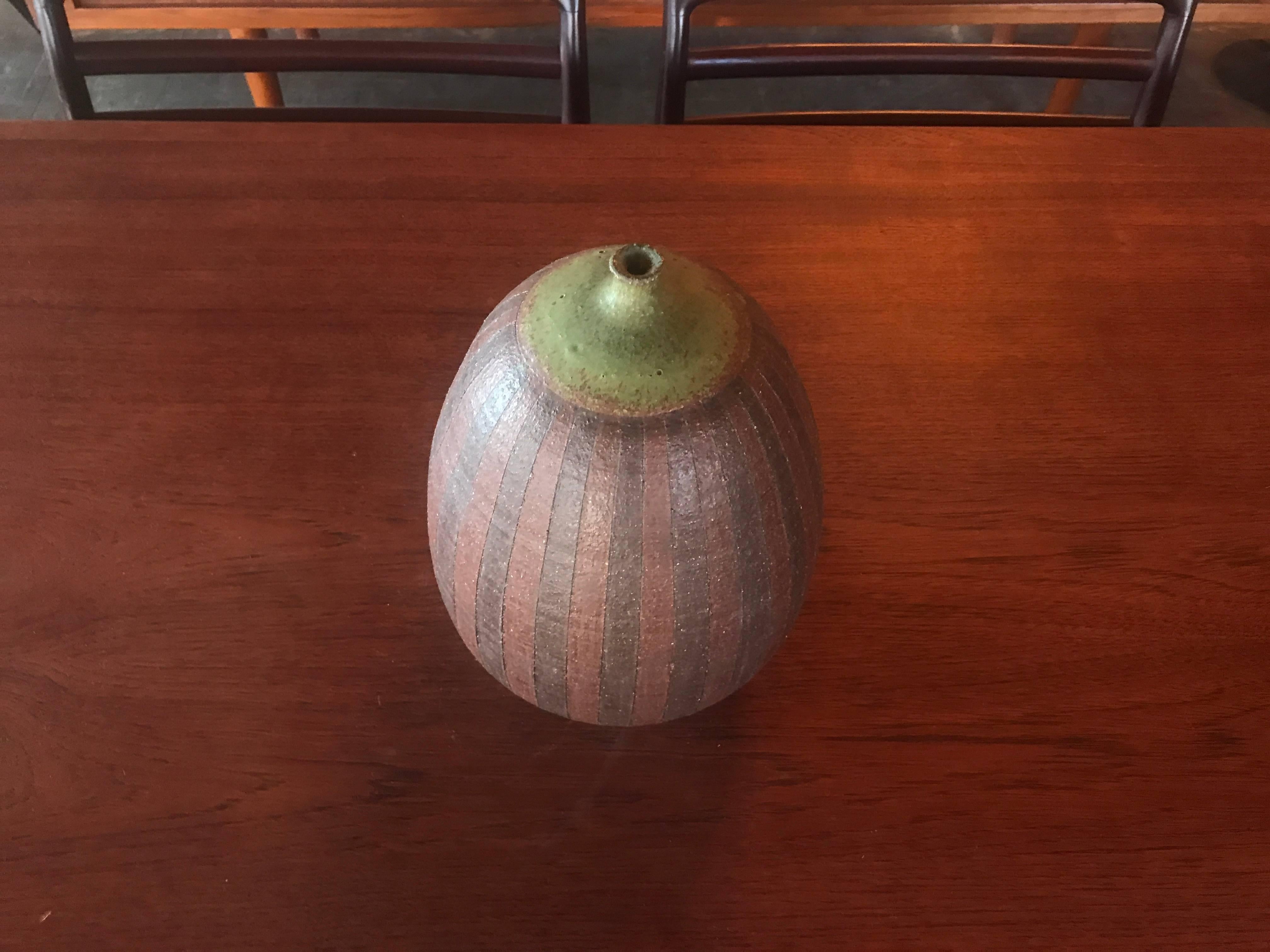 Midcentury Large Studio Ceramic Weed Pot Pottery Vintage Vase Centrepiece In Excellent Condition In Salt Lake City, UT