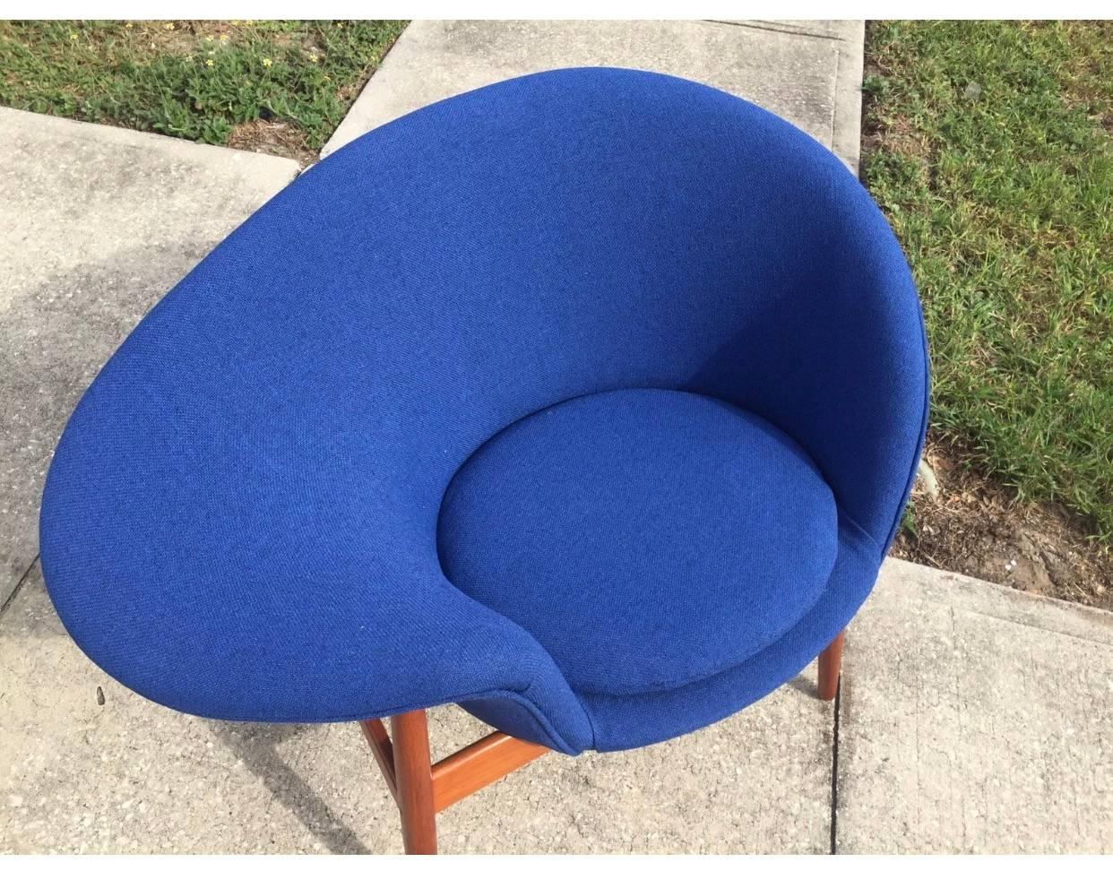 Great condition
New fabric and new foam 
Comes with two seat pillows one white and one blue
Teak base is solid 
Has one small repair as shown in photos 
Retains label.

