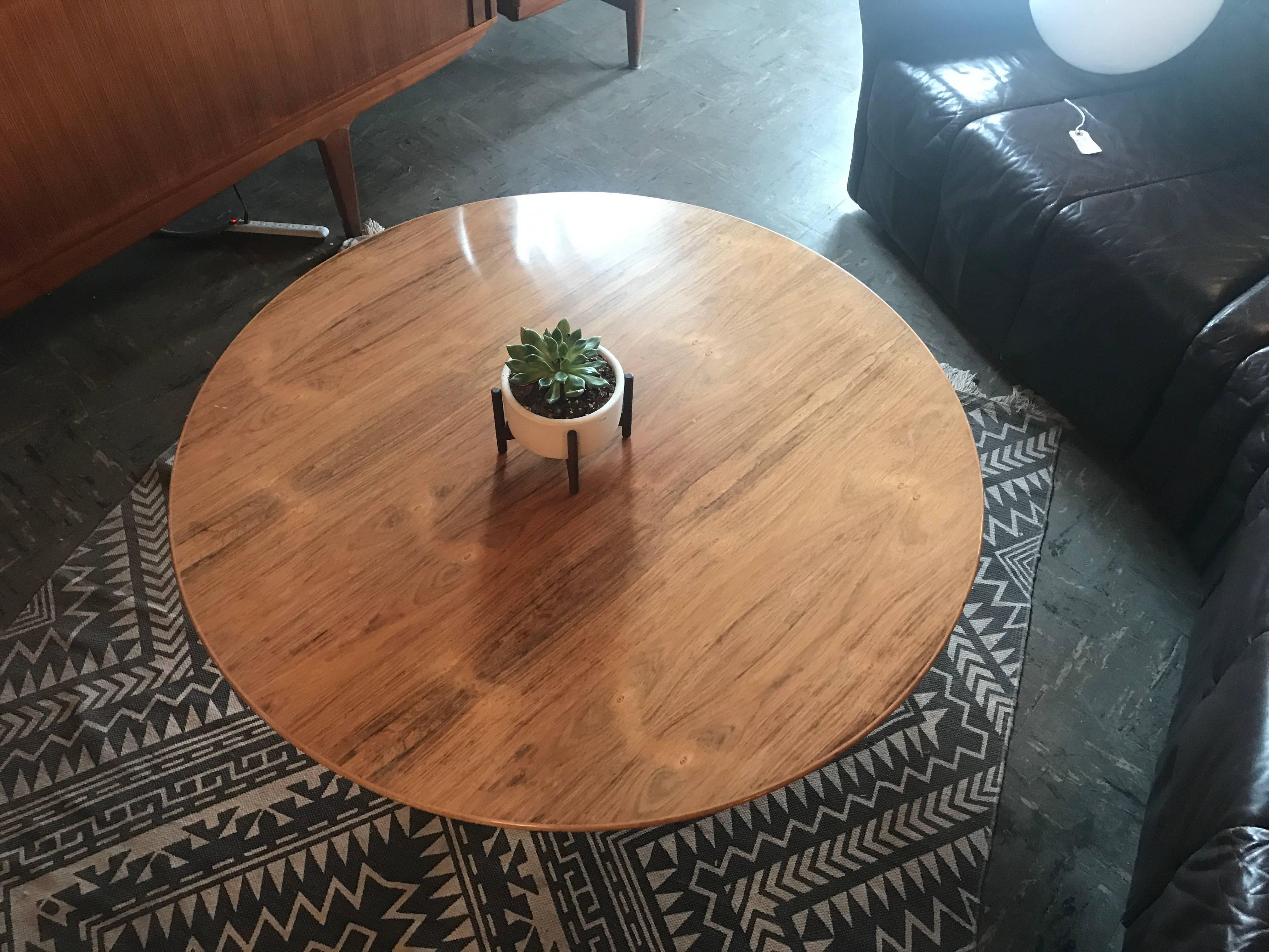 Early Eero Saarinen for Knoll rosewood tulip coffee table in great vintage condition.
Heavy table.