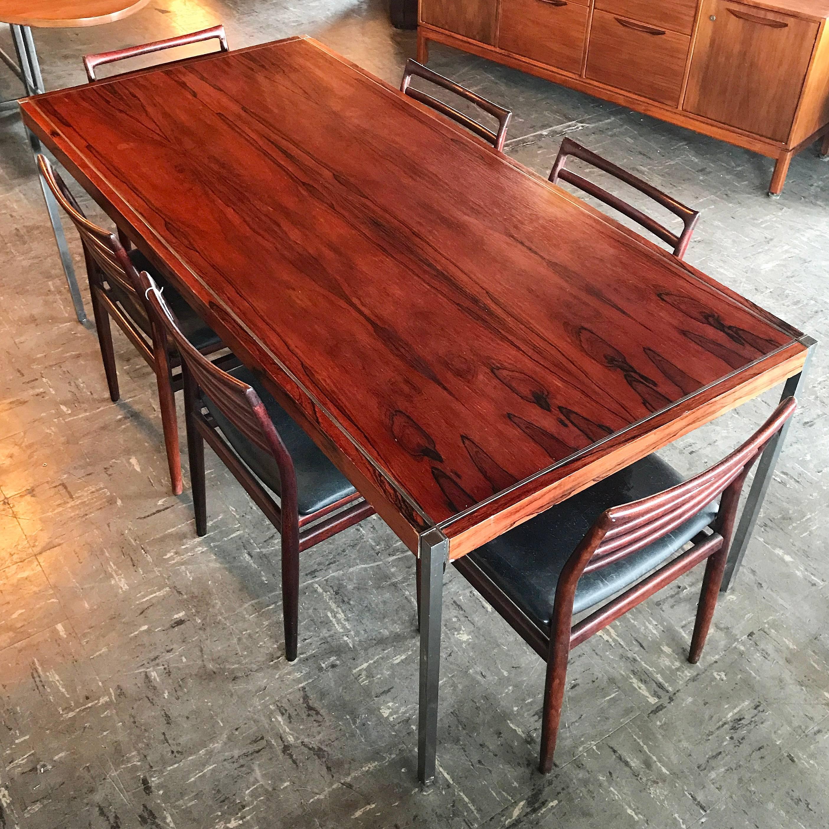 Beautiful rosewood table 
designed by Richard Schultz and only produced for a few years 
perfect size for a family or for an office 
great vintage condition 
with wear from age and use.
  