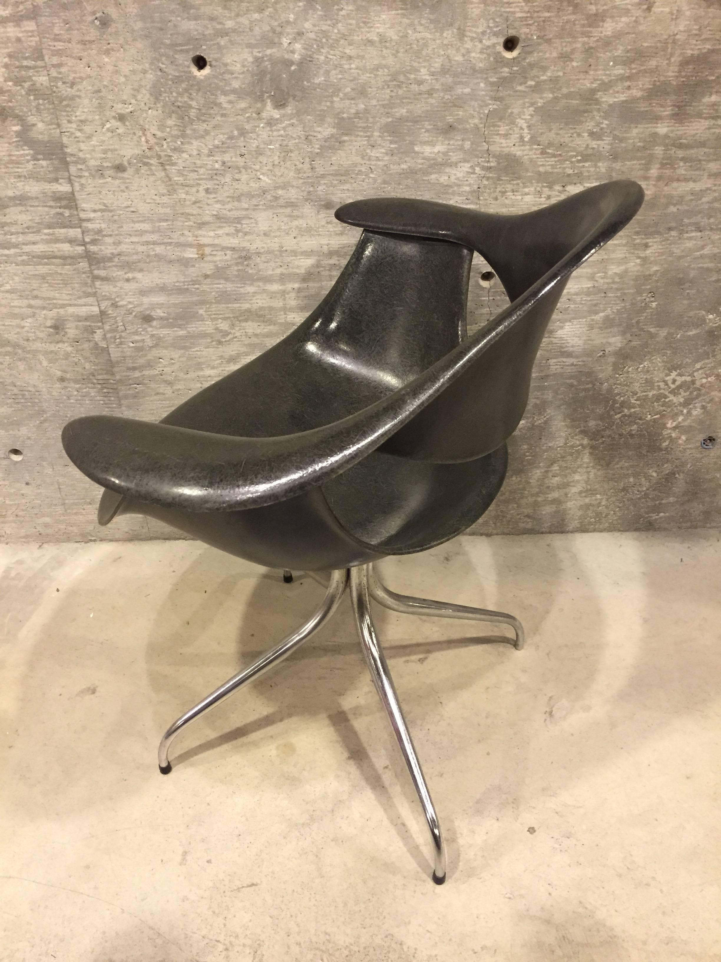 vintage swag leg chair designed by Charles pollock for The George Nelson office 1958
this chair is in great condition and its a dark green/ dark grey color fiberglass .
it is missing one plastic foot boot glide.