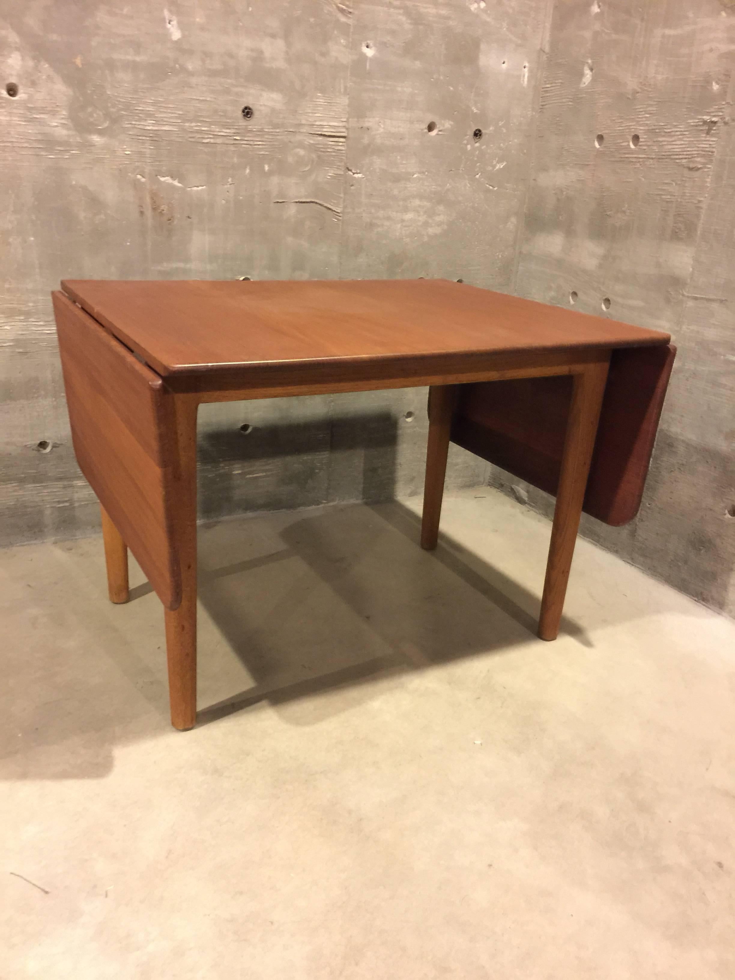 Beautiful drop-leaf table by Hans Wegner
This is an earlier design produced by Johannes Hansen and is marked
Expands to 52.5